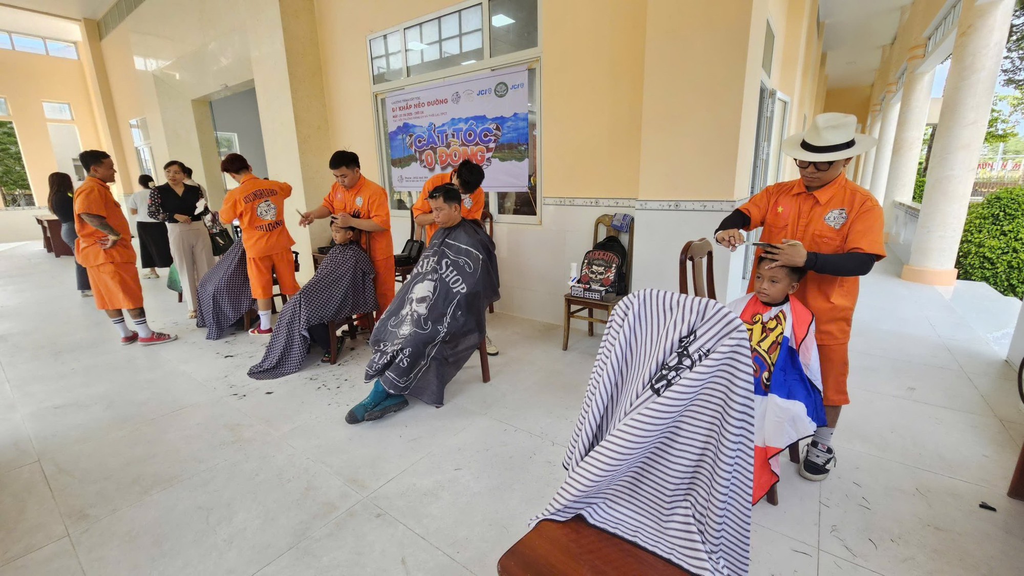 Cắt t&oacute;c miễn ph&iacute; tại L&ecirc; Vững Barber Shop , mang lại niềm vui cho cộng đồng - Ảnh 1.