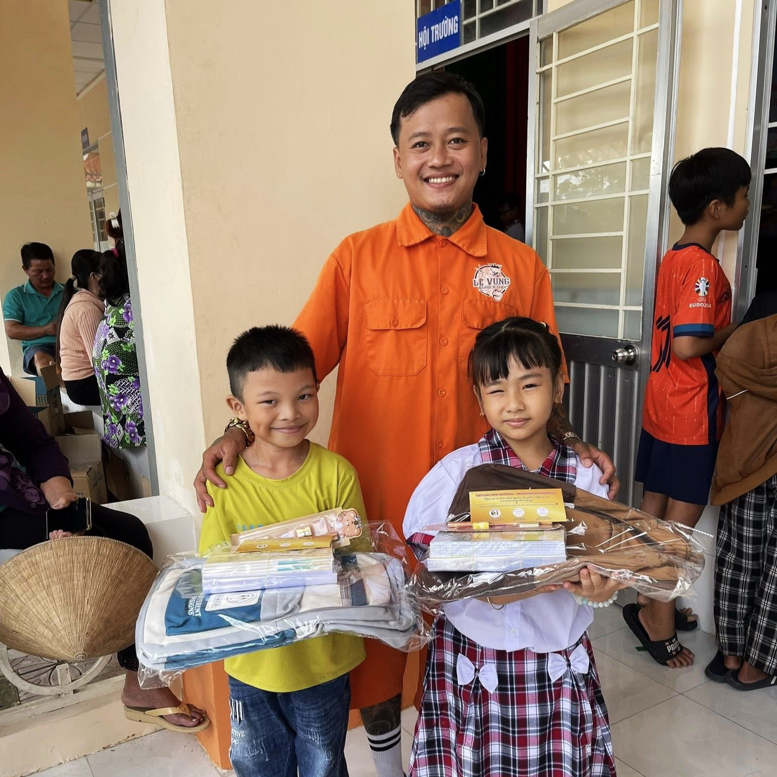 Cắt t&oacute;c miễn ph&iacute; tại L&ecirc; Vững Barber Shop , mang lại niềm vui cho cộng đồng - Ảnh 2.