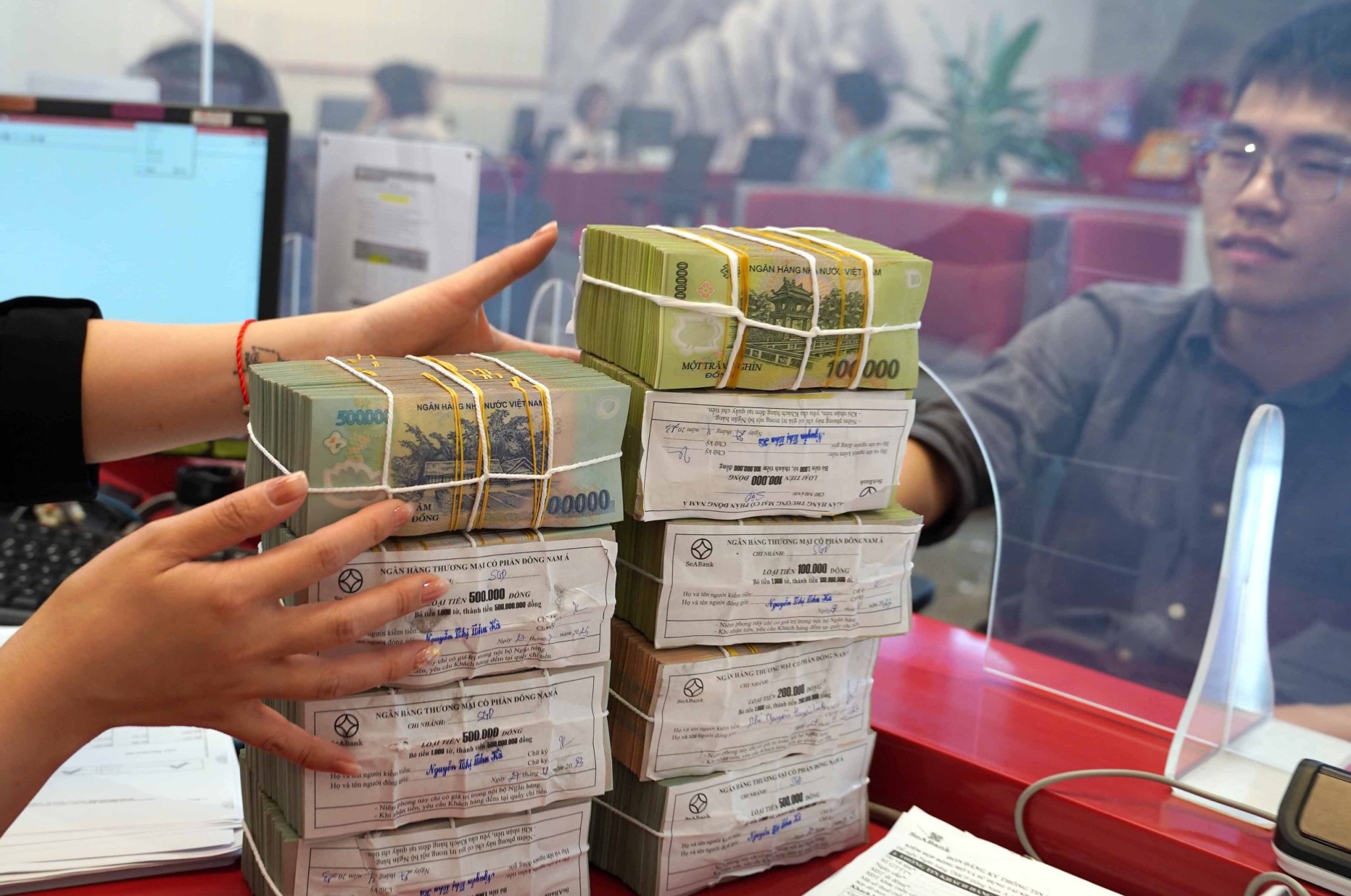 Lần đầu tiên ngành thuế thu vượt 2 triệu tỉ đồng- Ảnh 1.