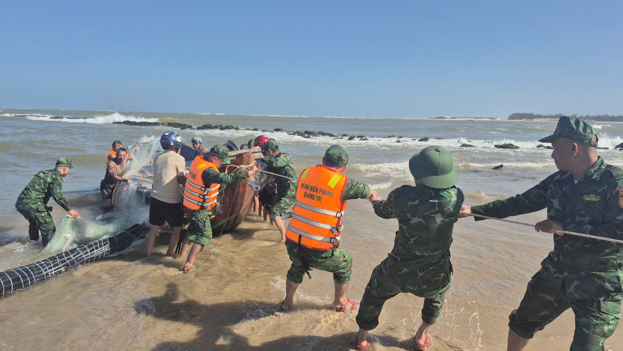 Tàu thuyền liên tiếp gặp sự cố trên vùng biển Cửa Việt- Ảnh 2.