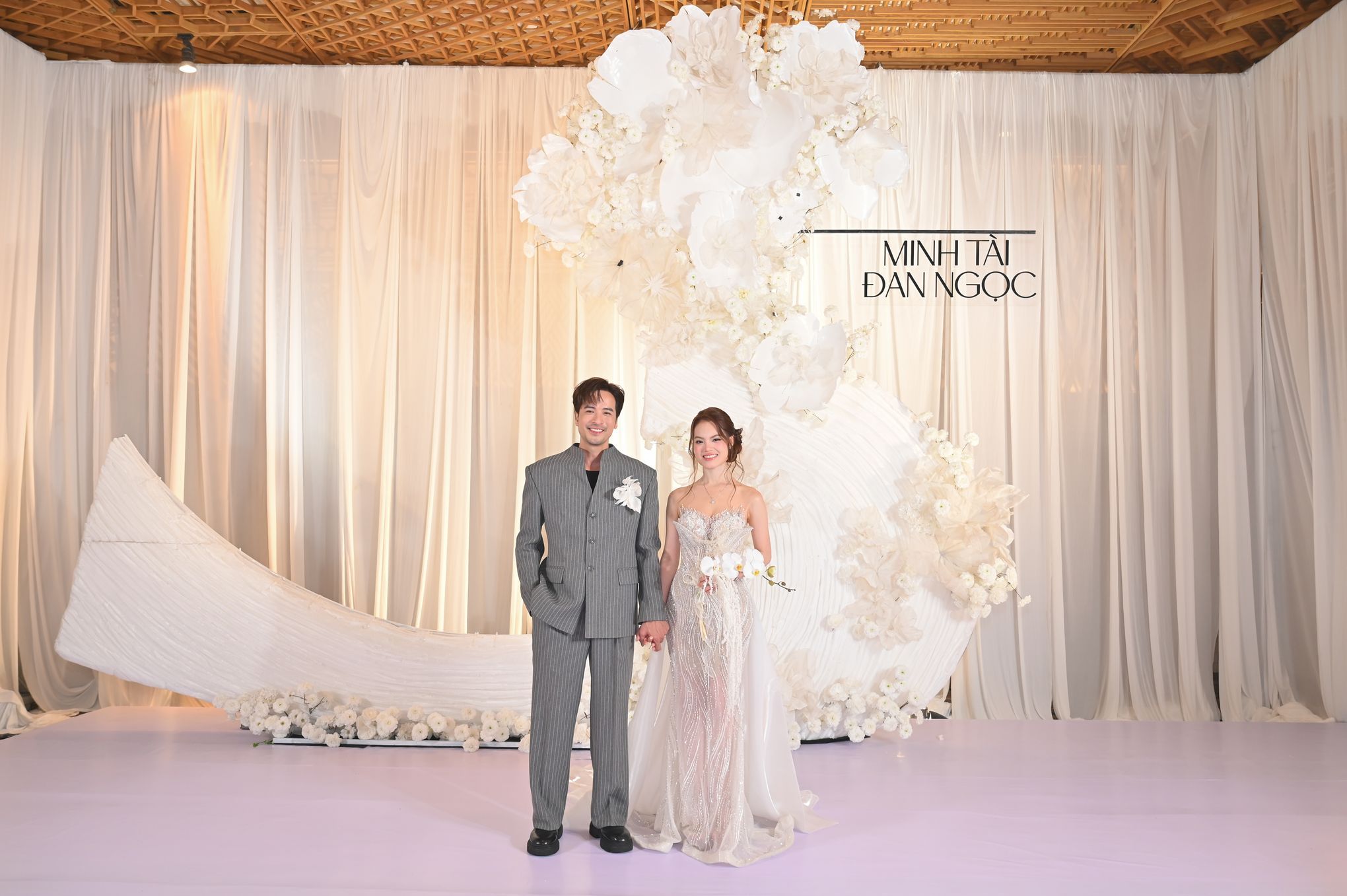 Đ&agrave;m Vĩnh Hưng, Kha Ly đến mừng Đo&agrave;n Minh T&agrave;i cưới vợ k&eacute;m 16 tuổi - Ảnh 1.