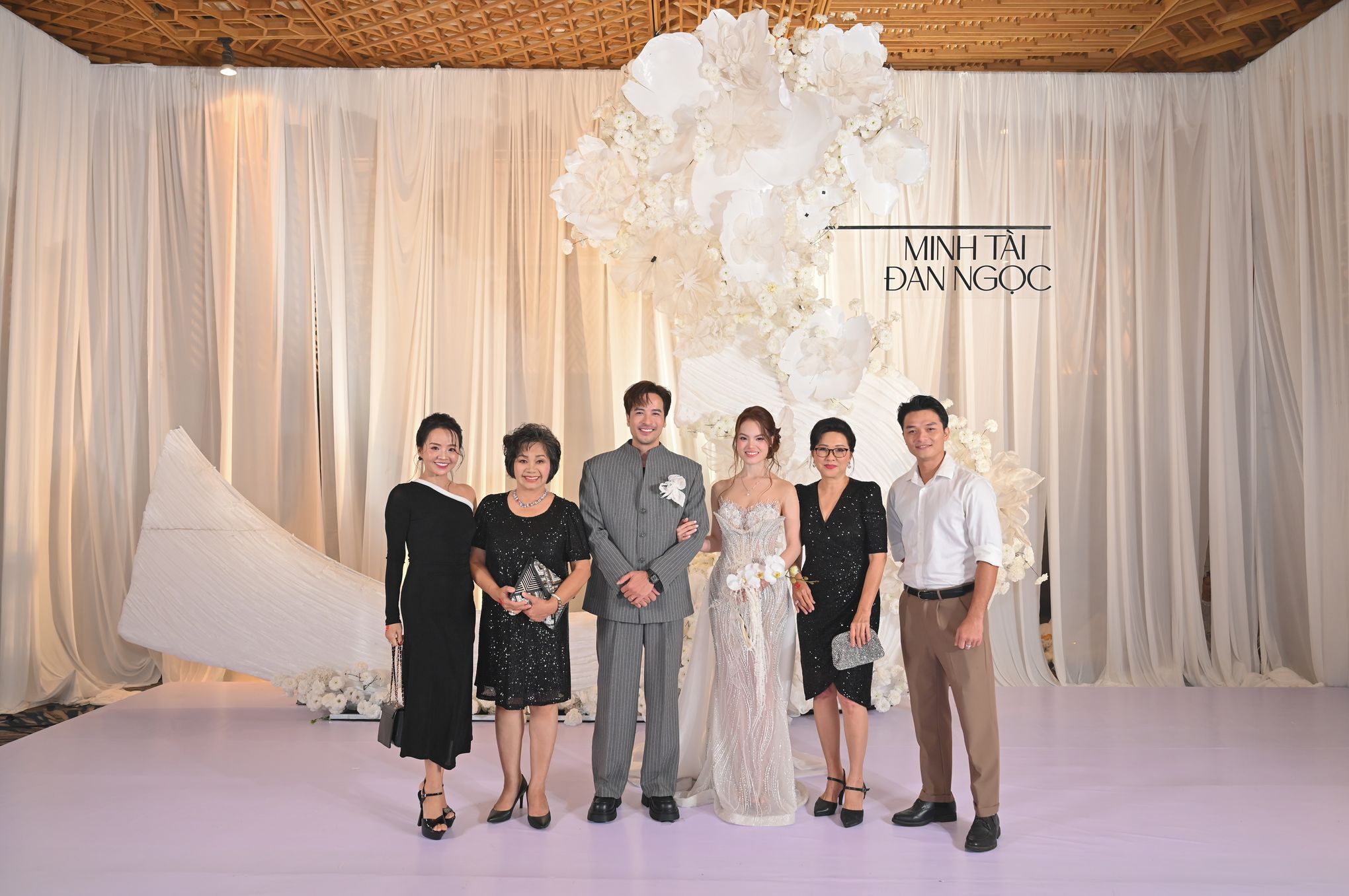 Đ&agrave;m Vĩnh Hưng, Kha Ly đến mừng Đo&agrave;n Minh T&agrave;i cưới vợ k&eacute;m 16 tuổi - Ảnh 4.