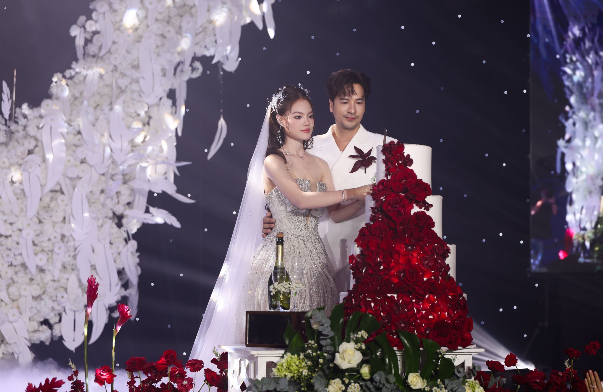 Đ&agrave;m Vĩnh Hưng, Kha Ly đến mừng Đo&agrave;n Minh T&agrave;i cưới vợ k&eacute;m 16 tuổi - Ảnh 2.