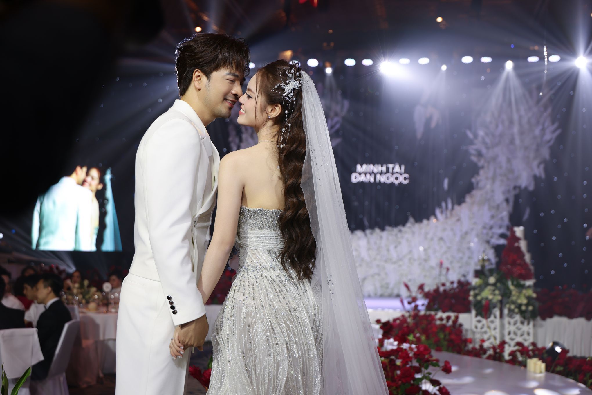 Đ&agrave;m Vĩnh Hưng, Kha Ly đến mừng Đo&agrave;n Minh T&agrave;i cưới vợ k&eacute;m 16 tuổi - Ảnh 3.