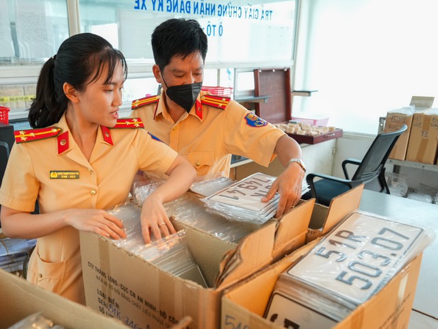 Đề xuất giảm lệ ph&iacute; cấp biển số &ocirc; t&ocirc; ở H&agrave; Nội, TP.HCM xuống 14 triệu- Ảnh 1.