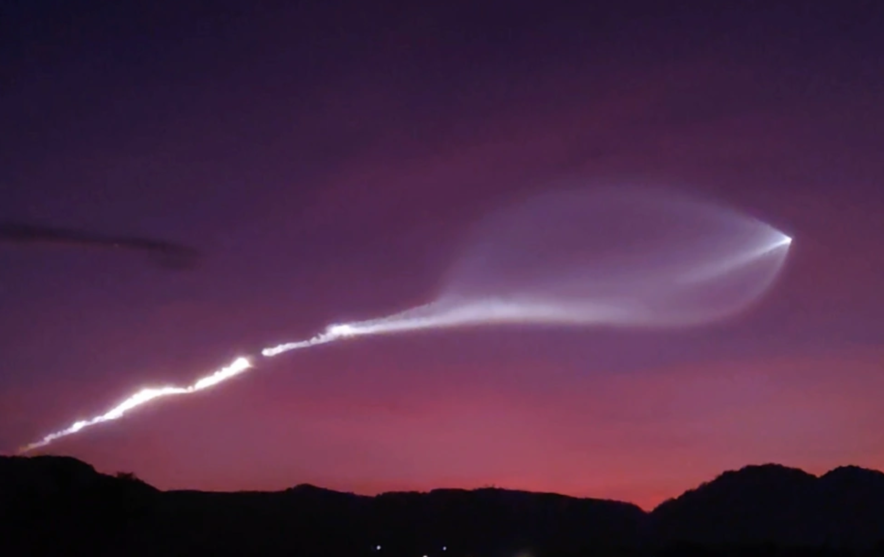 Nh&igrave;n lại 2025: Những 'hiện tượng lạ', b&iacute; ẩn tr&ecirc;n bầu trời được người Việt chụp lại - Ảnh 3.