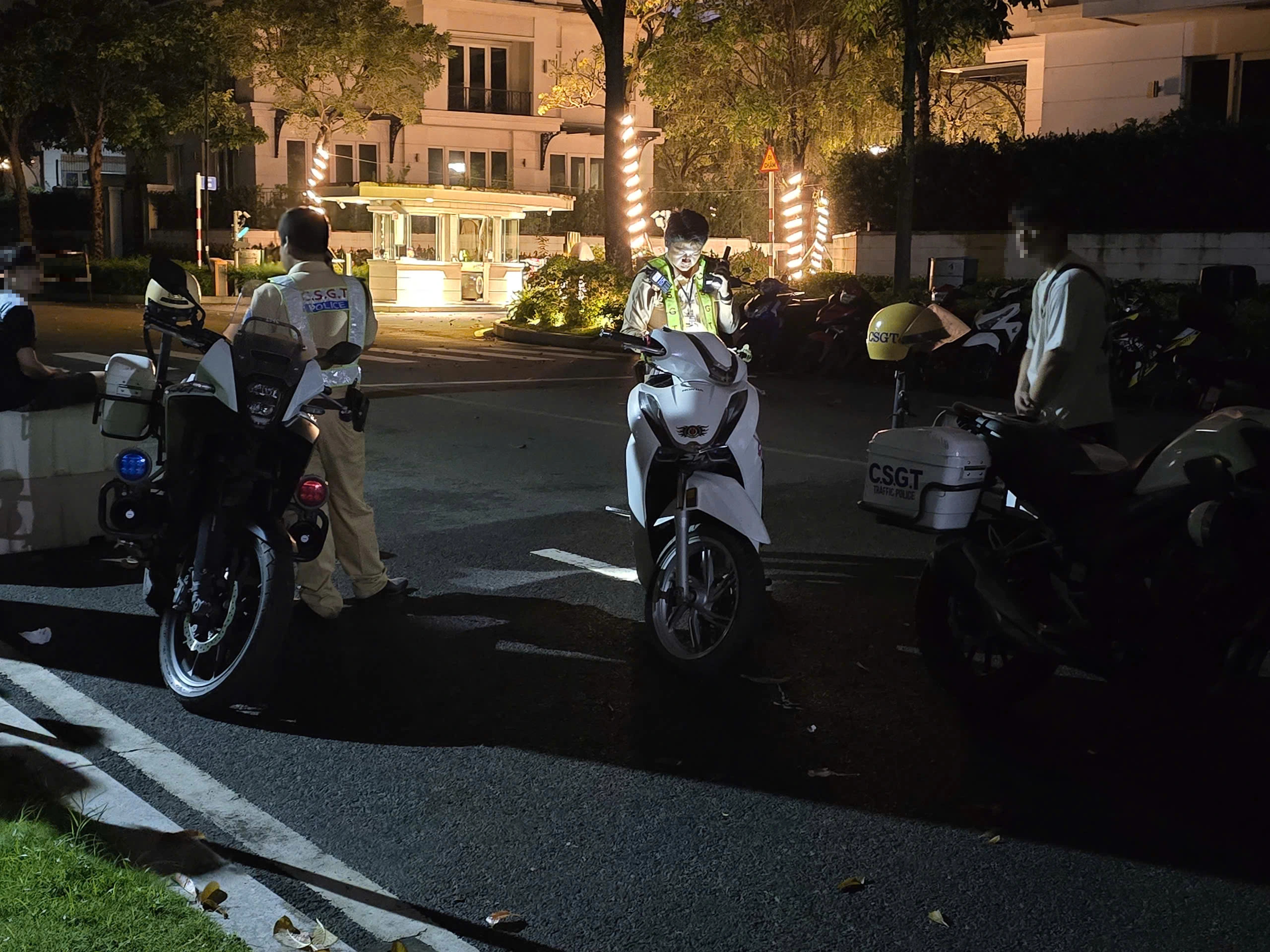 Công an 'vây ráp' nhóm thanh thiếu niên nẹt pô, lạng lách trong khu đô thị Sala- Ảnh 1.