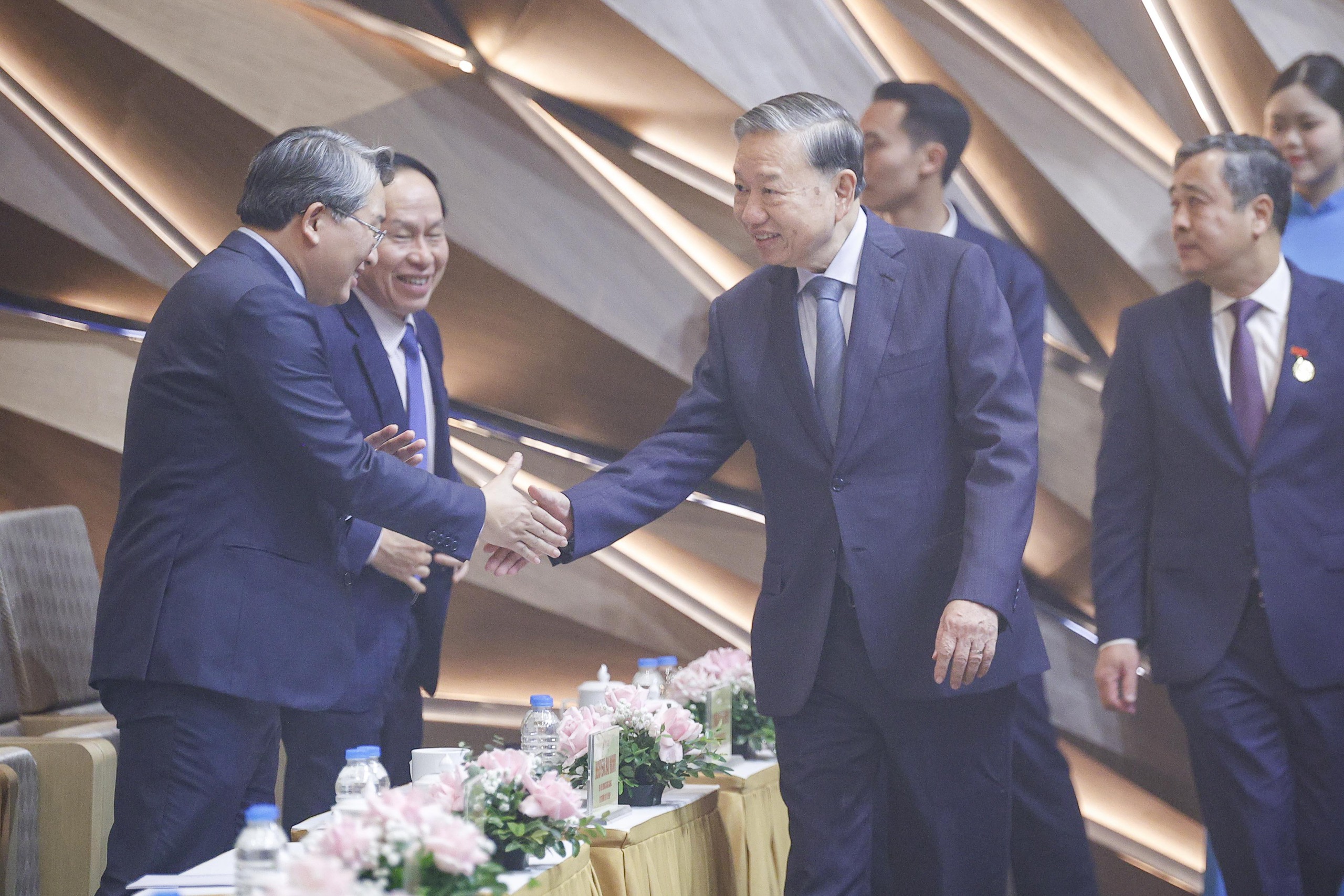 Tổng B&iacute; thư T&ocirc; L&acirc;m: Mỗi c&aacute;n bộ đảng vi&ecirc;n phải l&agrave; những người truyền cảm hứng
- Ảnh 1.