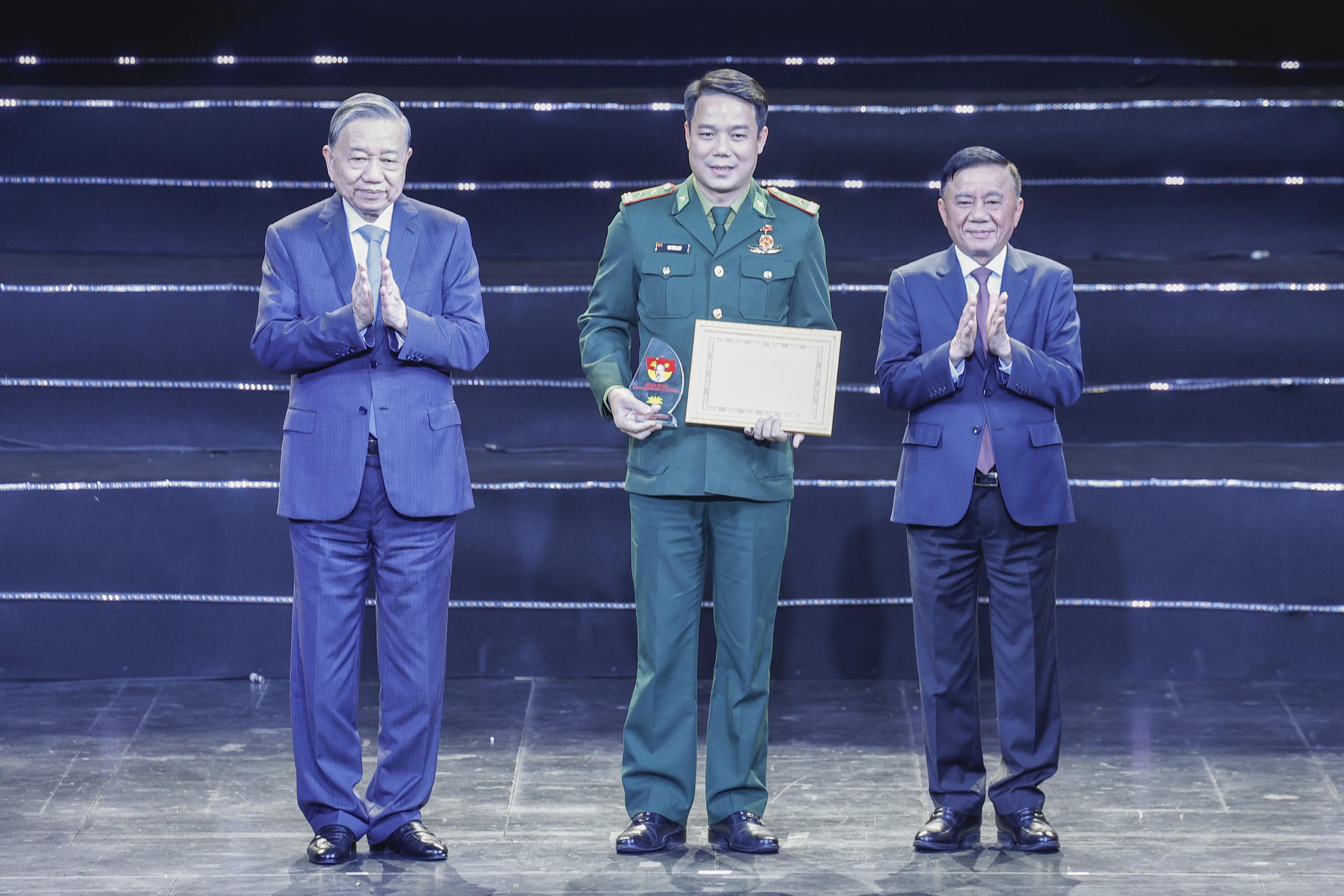 Tổng B&iacute; thư T&ocirc; L&acirc;m: Mỗi c&aacute;n bộ đảng vi&ecirc;n phải l&agrave; những người truyền cảm hứng
- Ảnh 8.