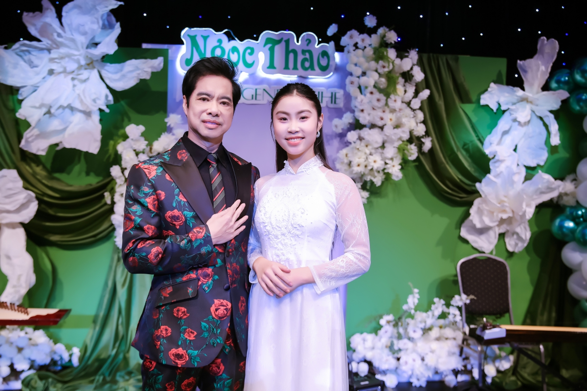 Ngọc Sơn tặng học tr&ograve; The Voice Kids 5.000 euro mừng lễ trưởng th&agrave;nh - Ảnh 1.