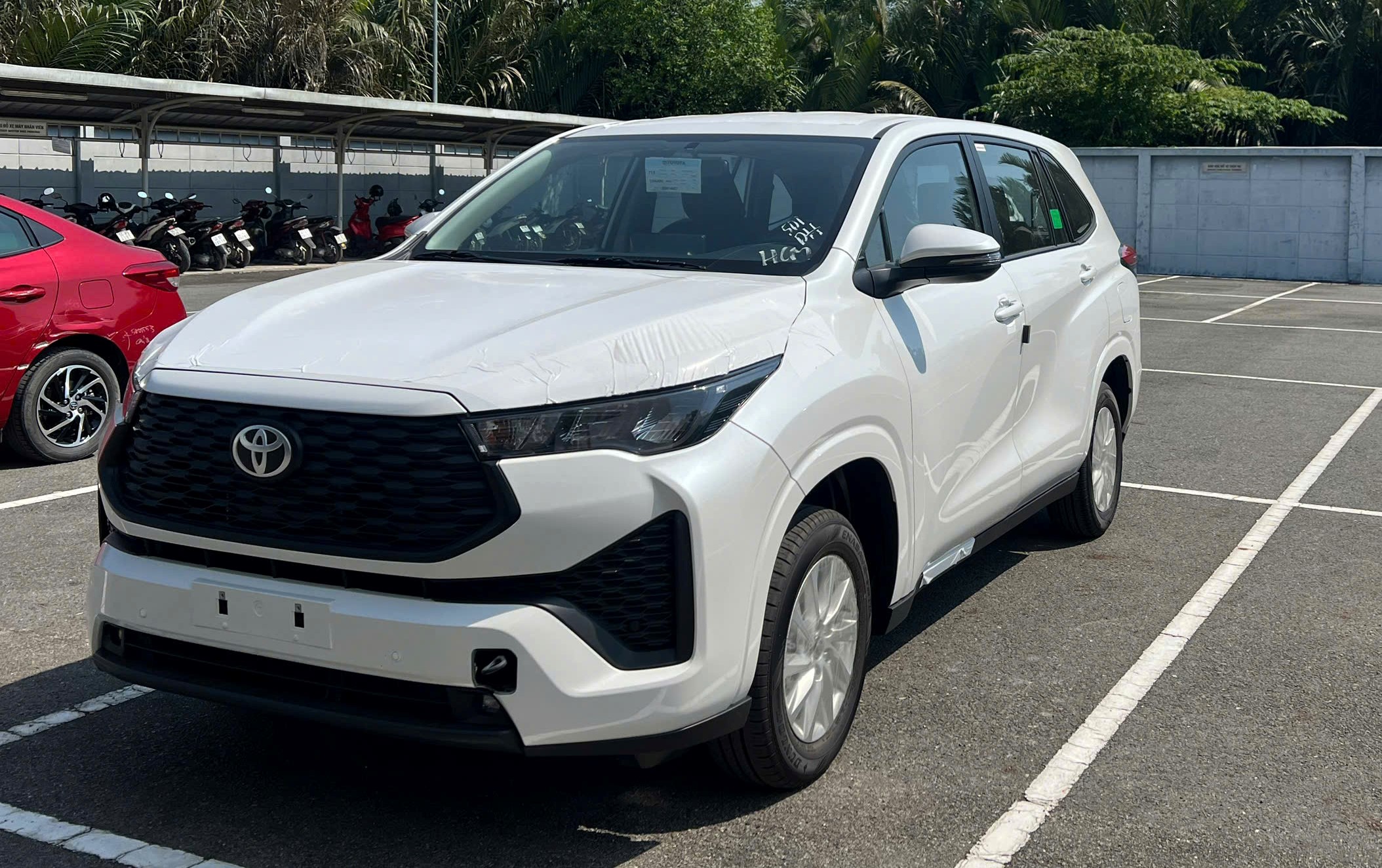 Loạt ô tô mới mở bán tại Việt Nam tháng cuối năm: Xe 7 chỗ 'chiếm sóng' - Ảnh 3.