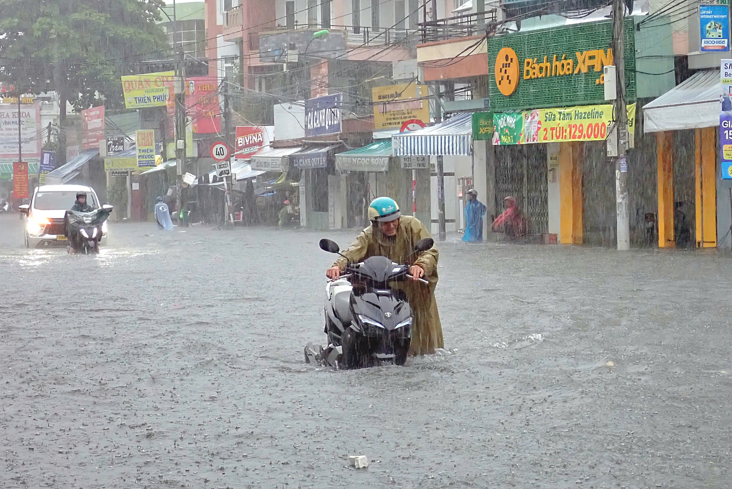 Khánh Hòa: Cảnh báo mưa lớn, nguy cơ lũ quét và sạt lở trong 2 ngày tới - Ảnh 1.
