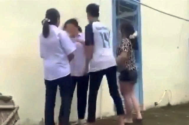 Nữ sinh lớp 8 bị đ&aacute;nh hội đồng: Xuất ph&aacute;t từ 'b&agrave;i phốt' tr&ecirc;n mạng x&atilde; hội - Ảnh 2.