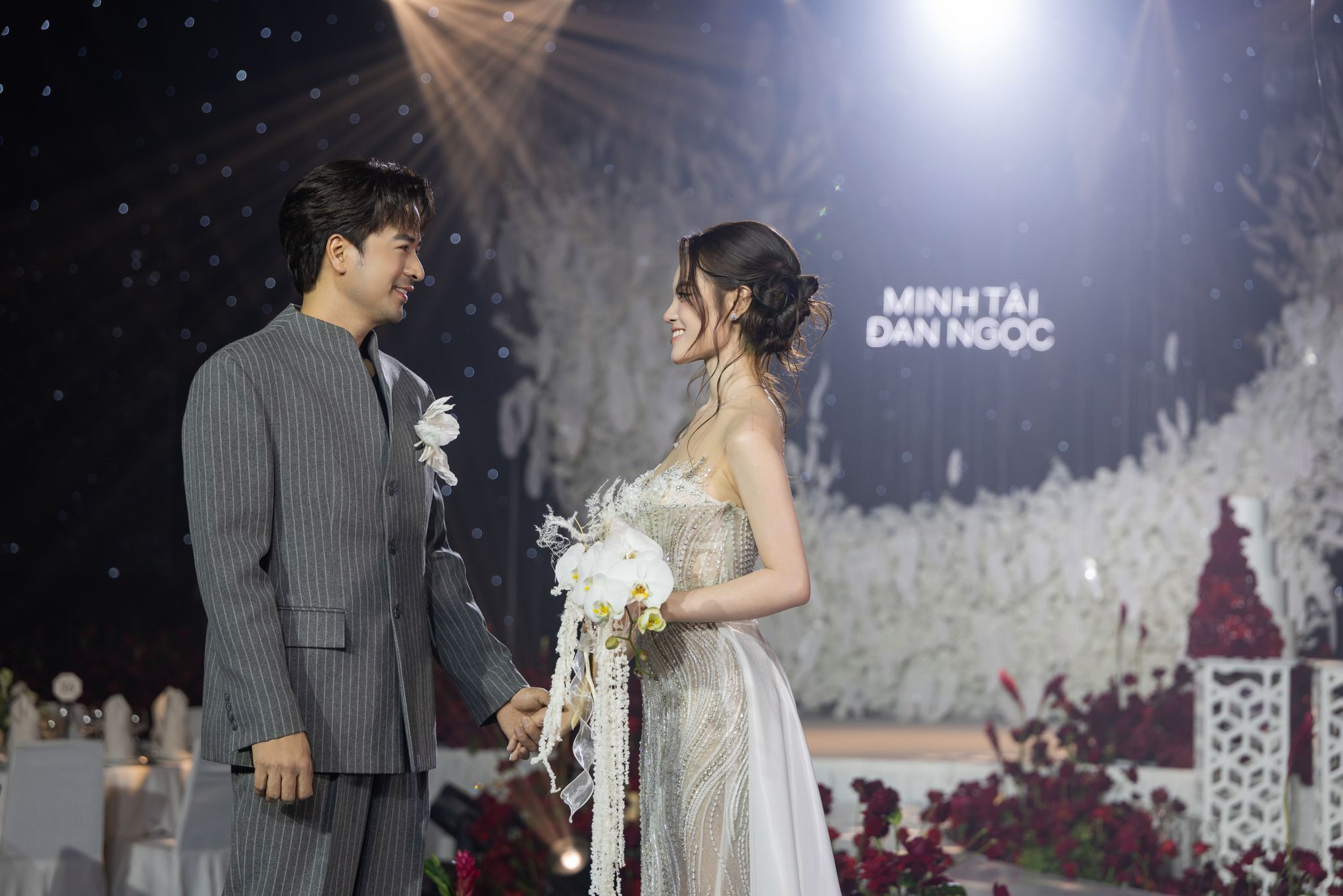 Thanh H&agrave; - Phương Uy&ecirc;n bay 20 tiếng về dự đ&aacute;m cưới Đo&agrave;n Minh T&agrave;i - Ảnh 1.