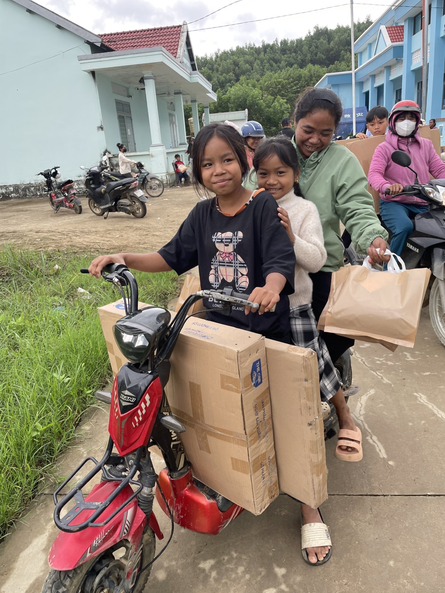 Trao qu&agrave; từ thiện cho học sinh Bắc Kh&aacute;nh Vĩnh từ giải Pickleball PPA Brothers- Ảnh 3.