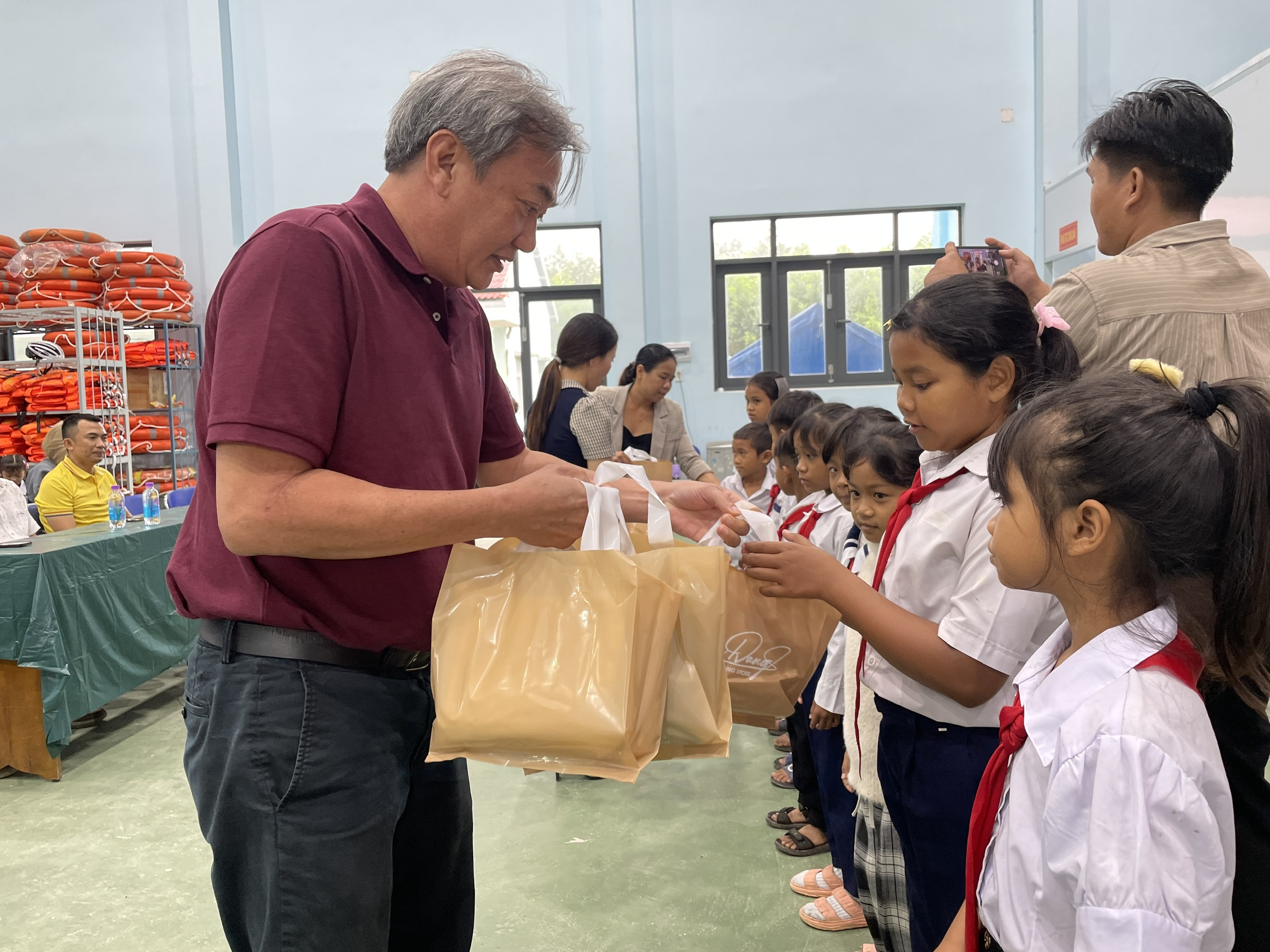 Trao qu&agrave; từ thiện cho học sinh Bắc Kh&aacute;nh Vĩnh từ giải Pickleball PPA Brothers- Ảnh 2.