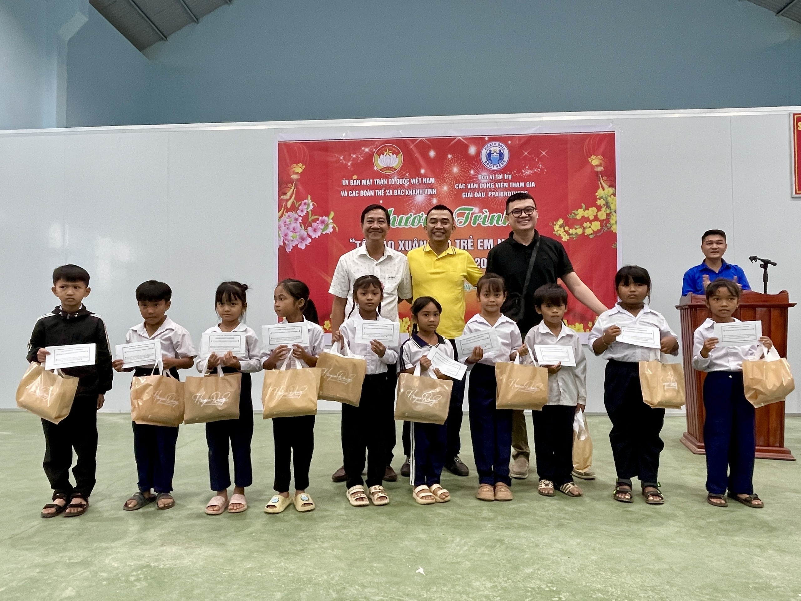 Trao qu&agrave; từ thiện cho học sinh Bắc Kh&aacute;nh Vĩnh từ giải Pickleball PPA Brothers- Ảnh 1.