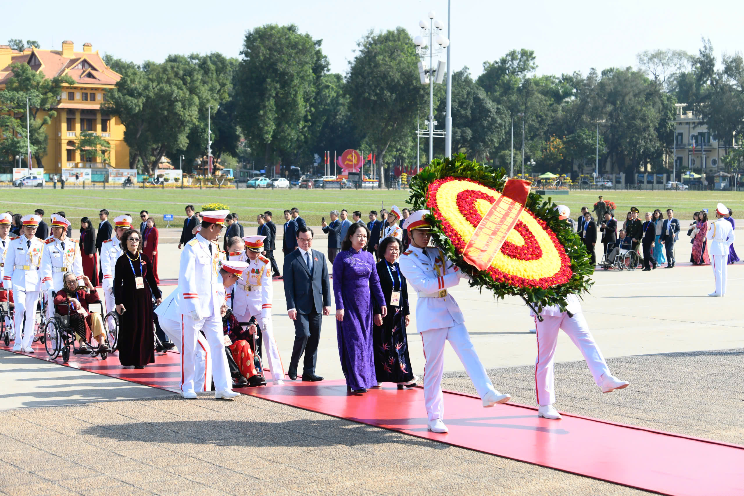 Đại biểu dự Đại hội Thi đua yêu nước vào lăng viếng Bác- Ảnh 1. Đại biểu dự Đại hội Thi đua yêu nước vào lăng viếng Bác- Ảnh 1.