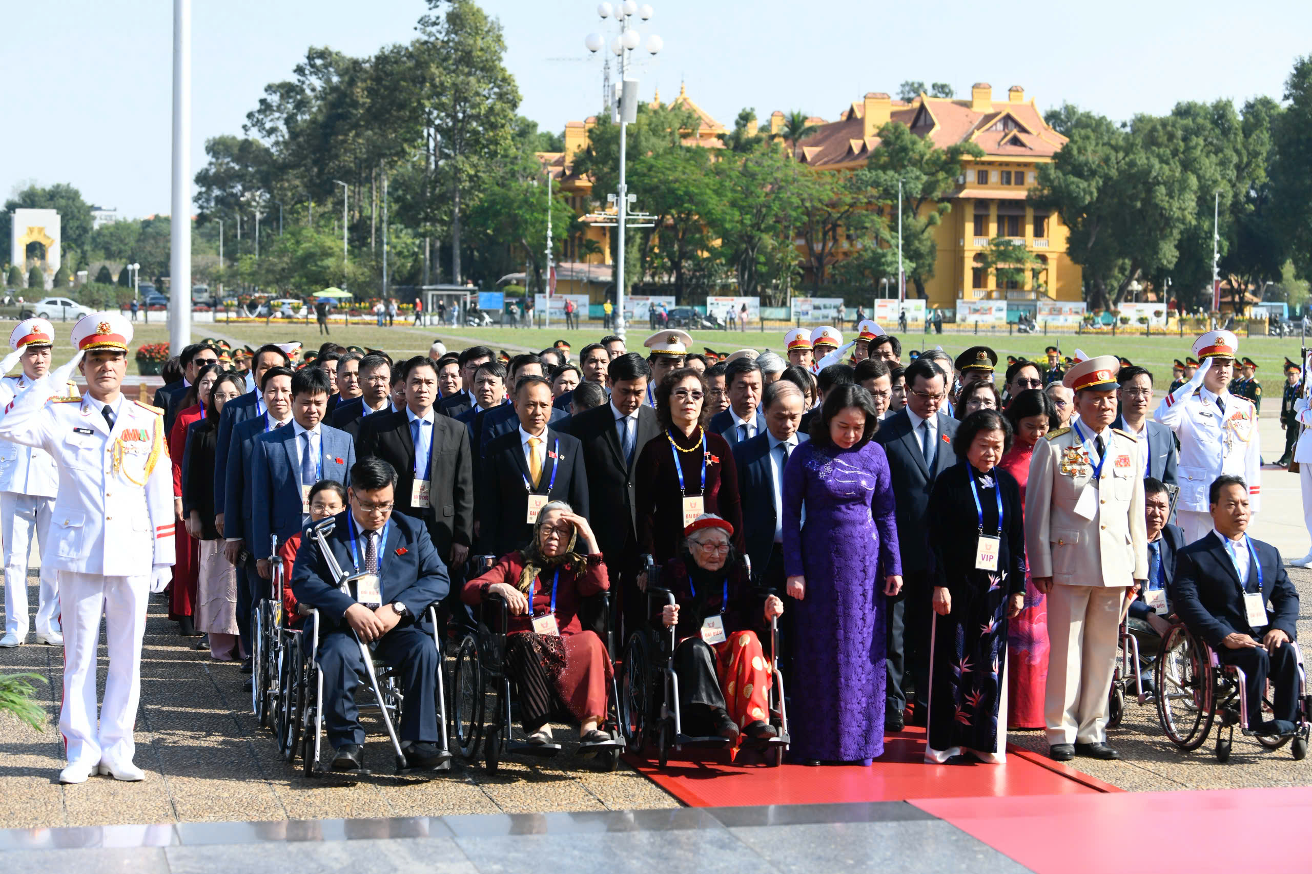 Đại biểu dự Đại hội Thi đua yêu nước vào lăng viếng Bác- Ảnh 2. Đại biểu dự Đại hội Thi đua yêu nước vào lăng viếng Bác- Ảnh 2.