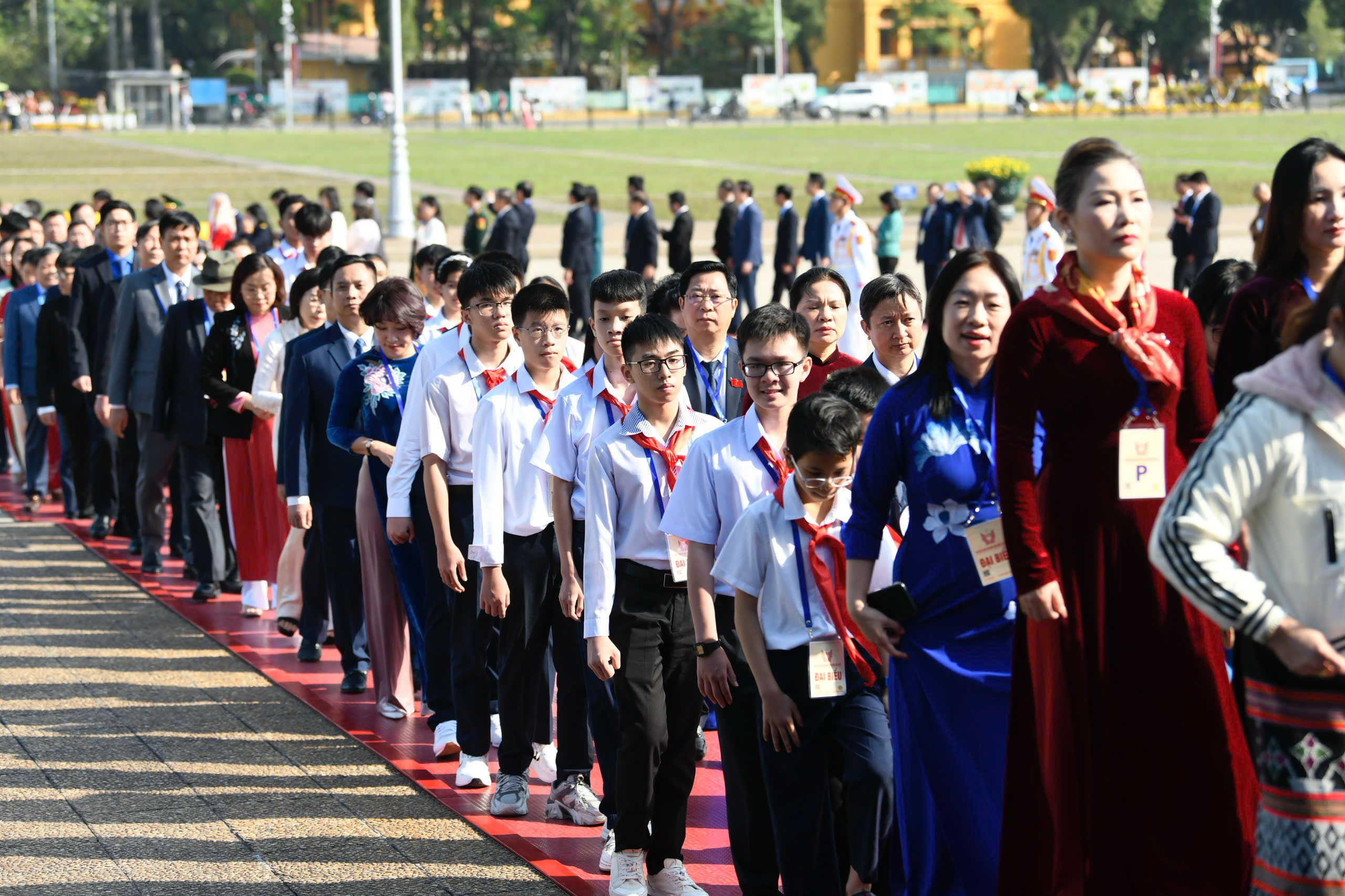 Đại biểu dự Đại hội Thi đua yêu nước vào lăng viếng Bác- Ảnh 6. Đại biểu dự Đại hội Thi đua yêu nước vào lăng viếng Bác- Ảnh 6.