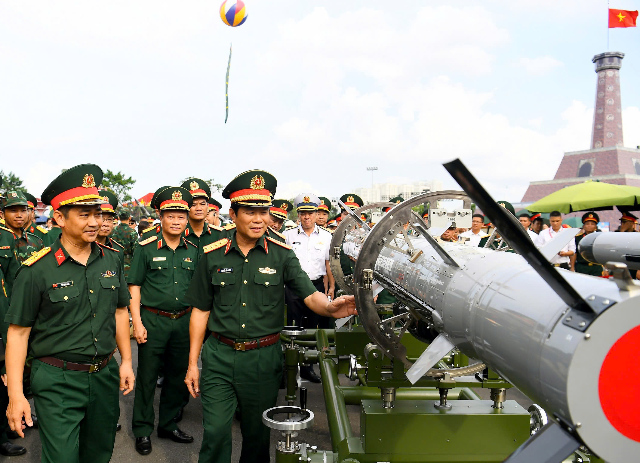 Đại tướng Nguyễn Tân Cương tiết lộ hệ thống vũ khí 'khủng' giúp quân đội hiện đại- Ảnh 3. Đại tướng Nguyễn Tân Cương tiết lộ hệ thống vũ khí 'khủng' giúp quân đội hiện đại- Ảnh 3.