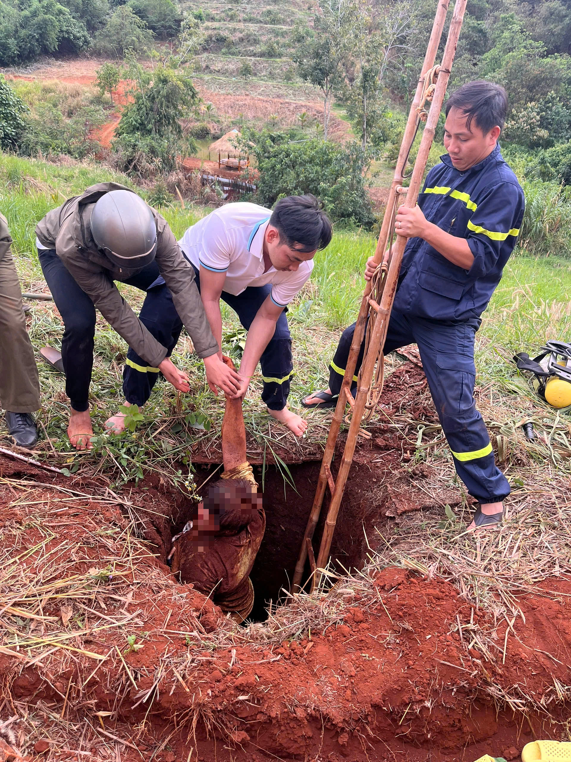 Đồng Nai: Kịp thời cứu nam thanh niên bị rơi xuống hố sâu - Ảnh 3.