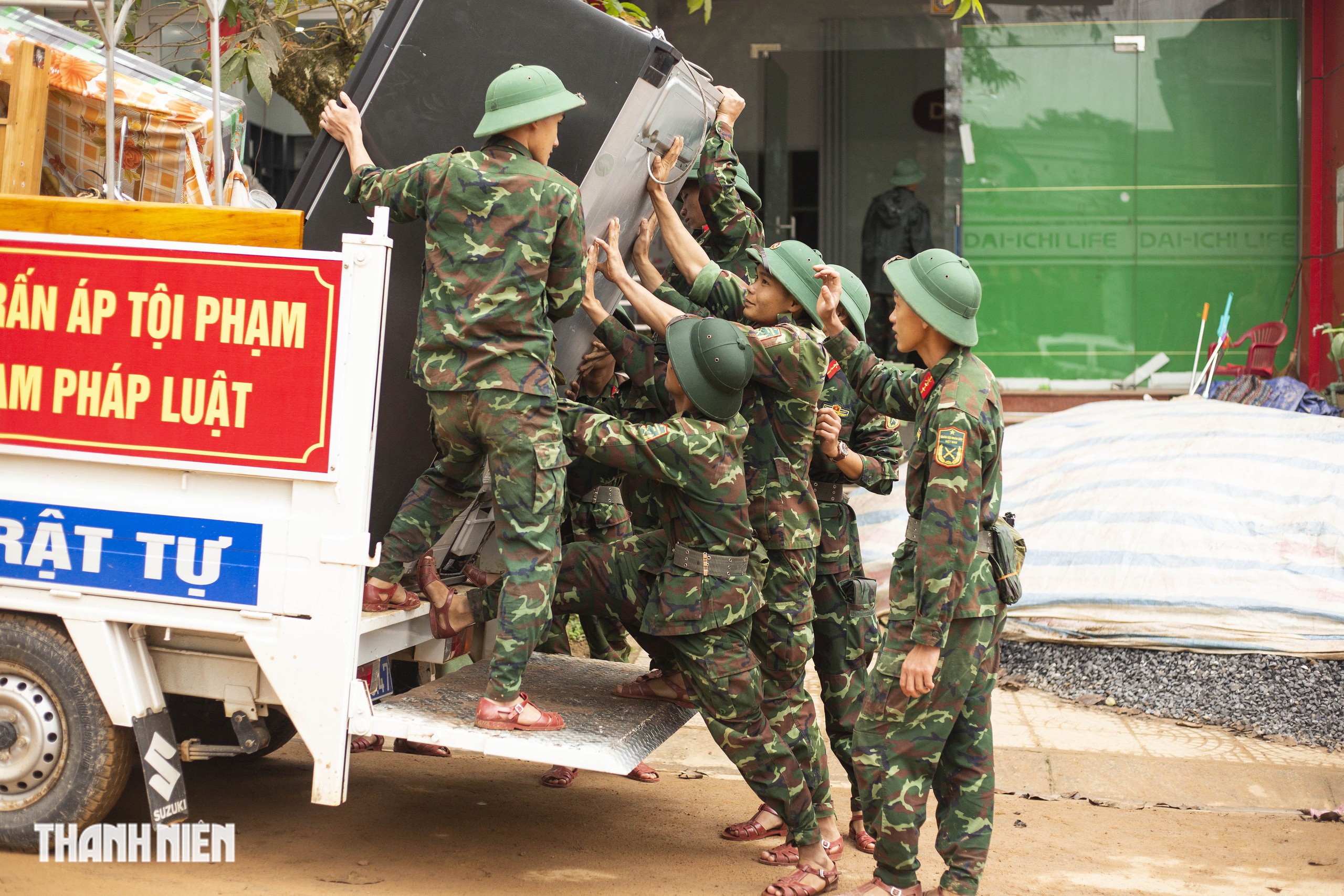 Thi c&ocirc;ng thần tốc, người d&acirc;n v&ugrave;ng sạt lở Khe Sanh đ&atilde; được về nh&agrave; - Ảnh 7.