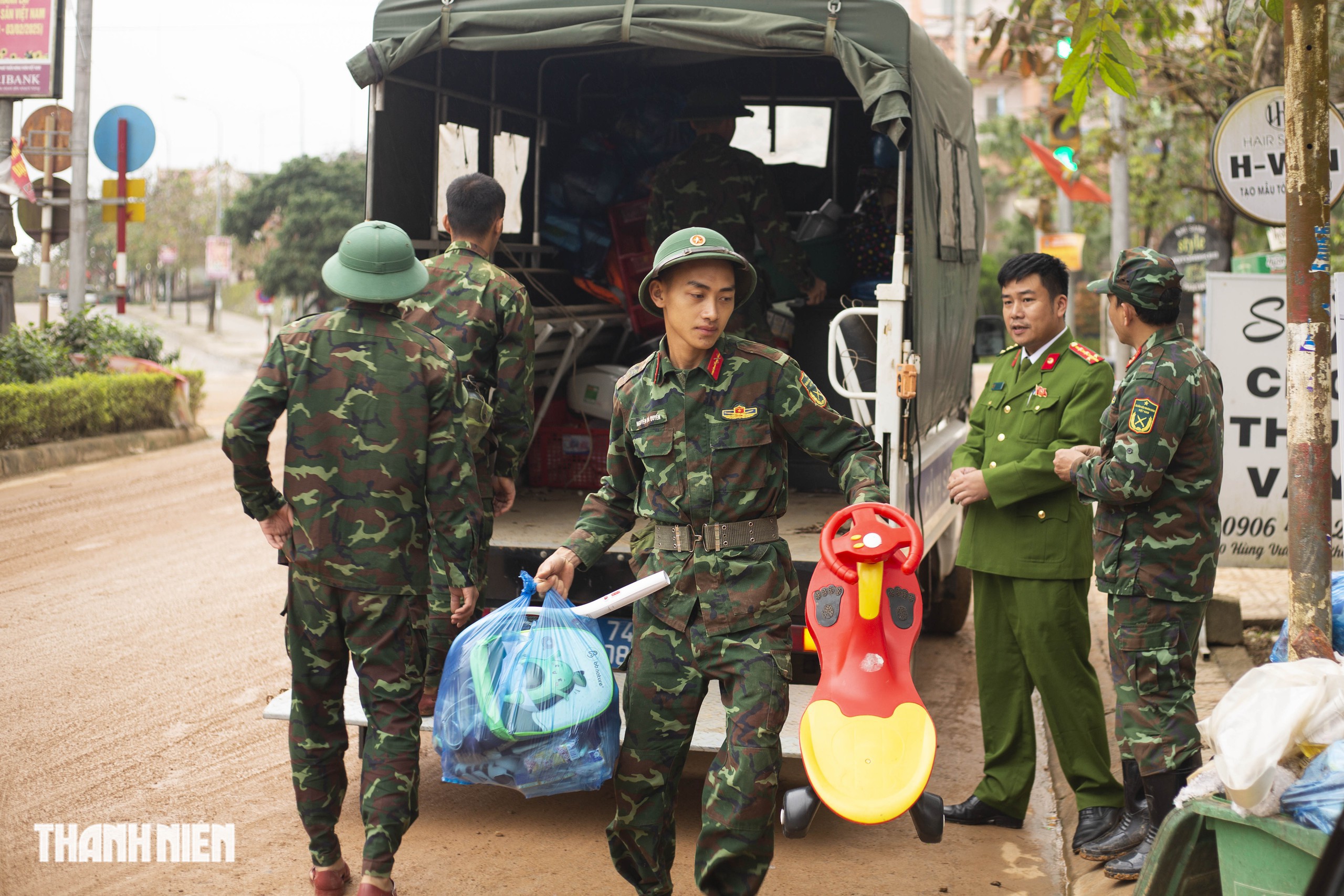 Thi c&ocirc;ng thần tốc, người d&acirc;n v&ugrave;ng sạt lở Khe Sanh đ&atilde; được về nh&agrave; - Ảnh 9.