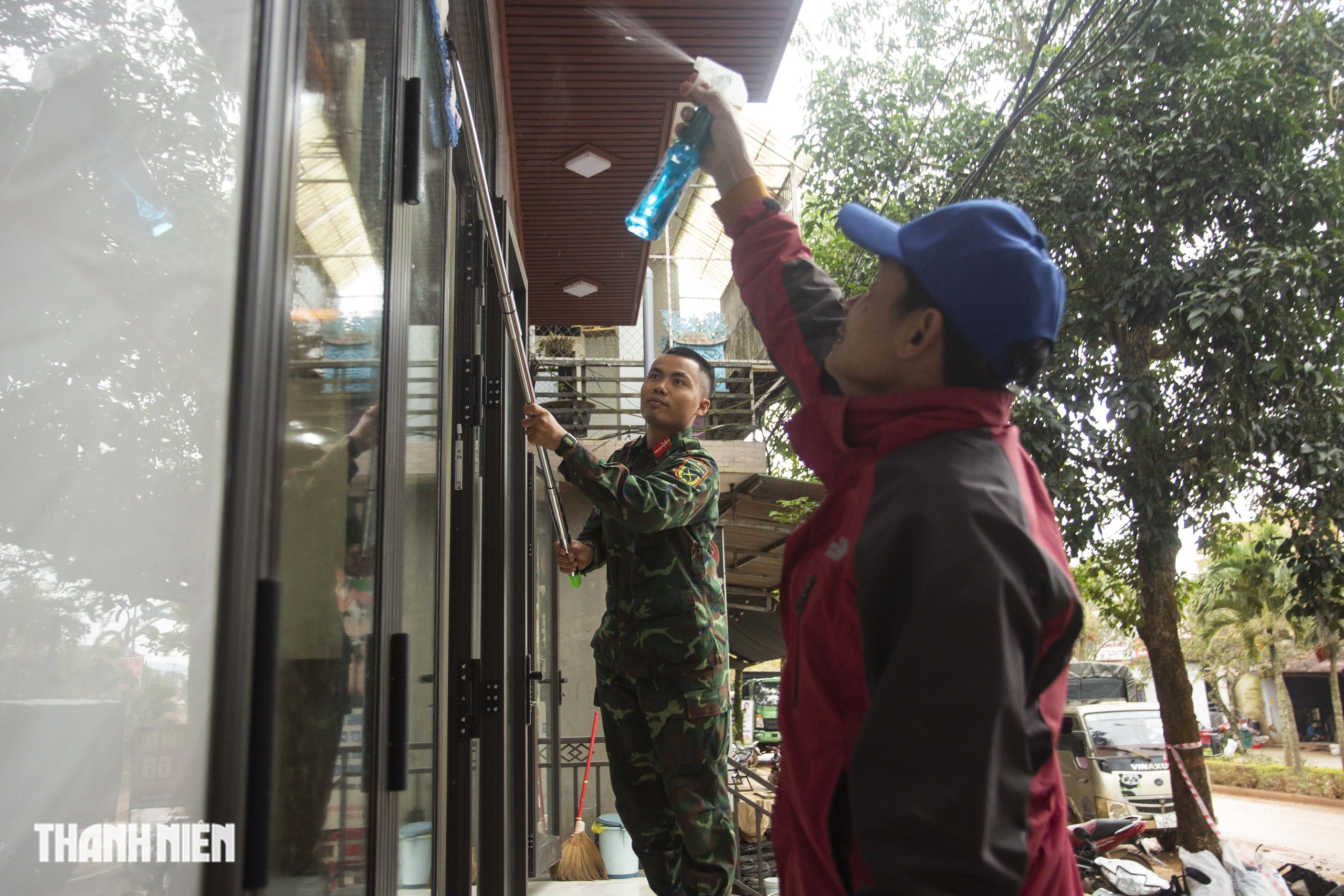 Thi c&ocirc;ng thần tốc, người d&acirc;n v&ugrave;ng sạt lở Khe Sanh đ&atilde; được về nh&agrave; - Ảnh 2.