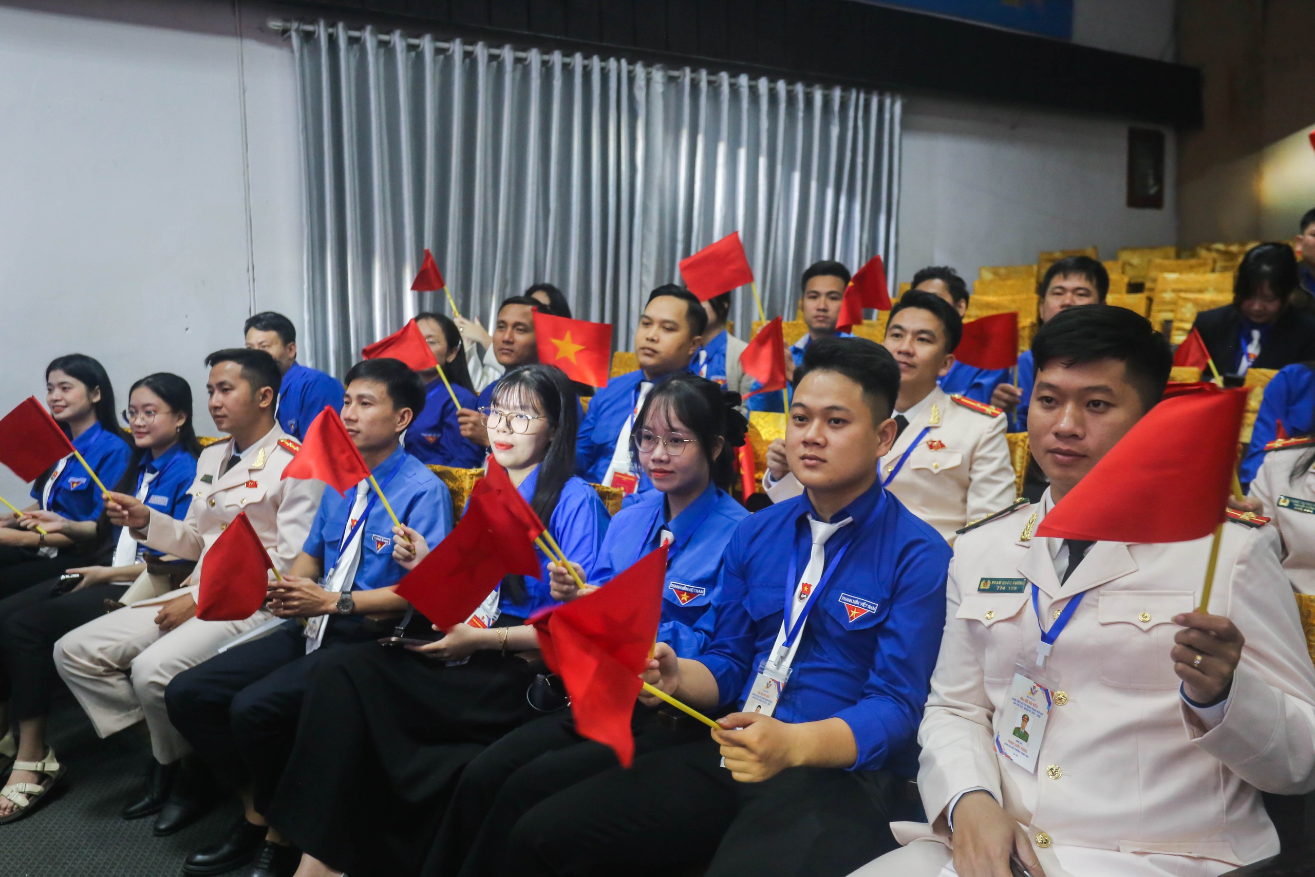 Các bạn sinh viên tình nguyện tham gia hỗ trợ người dân bị<figcaption>Các bạn sinh viên tình nguyện tham gia hỗ trợ người dân bị</figcaption></figure>
<h2>Vượt qua thách thức, kiến tạo tương lai</h2>
<p>Tuy nhiên, trên con đường khẳng định mình, giới trẻ Huế cũng phải đối mặt với không ít thách thức. Vẫn còn những rào cản về tư duy, về</p>
<p>Sự thay đổi của giới trẻ Huế là một tín hiệu đáng mừng, cho thấy sự phát triển và đổi mới của xã hội. Hy vọng rằng, với sự quan tâm, hỗ trợ của các cấp chính quyền, các tổ chức xã hội và cộng đồng, giới trẻ Huế sẽ tiếp tục phát huy tinh thần xung phong, sáng tạo, đóng góp nhiều hơn nữa vào sự phát triển của quê hương.</p>
<figure><img src=