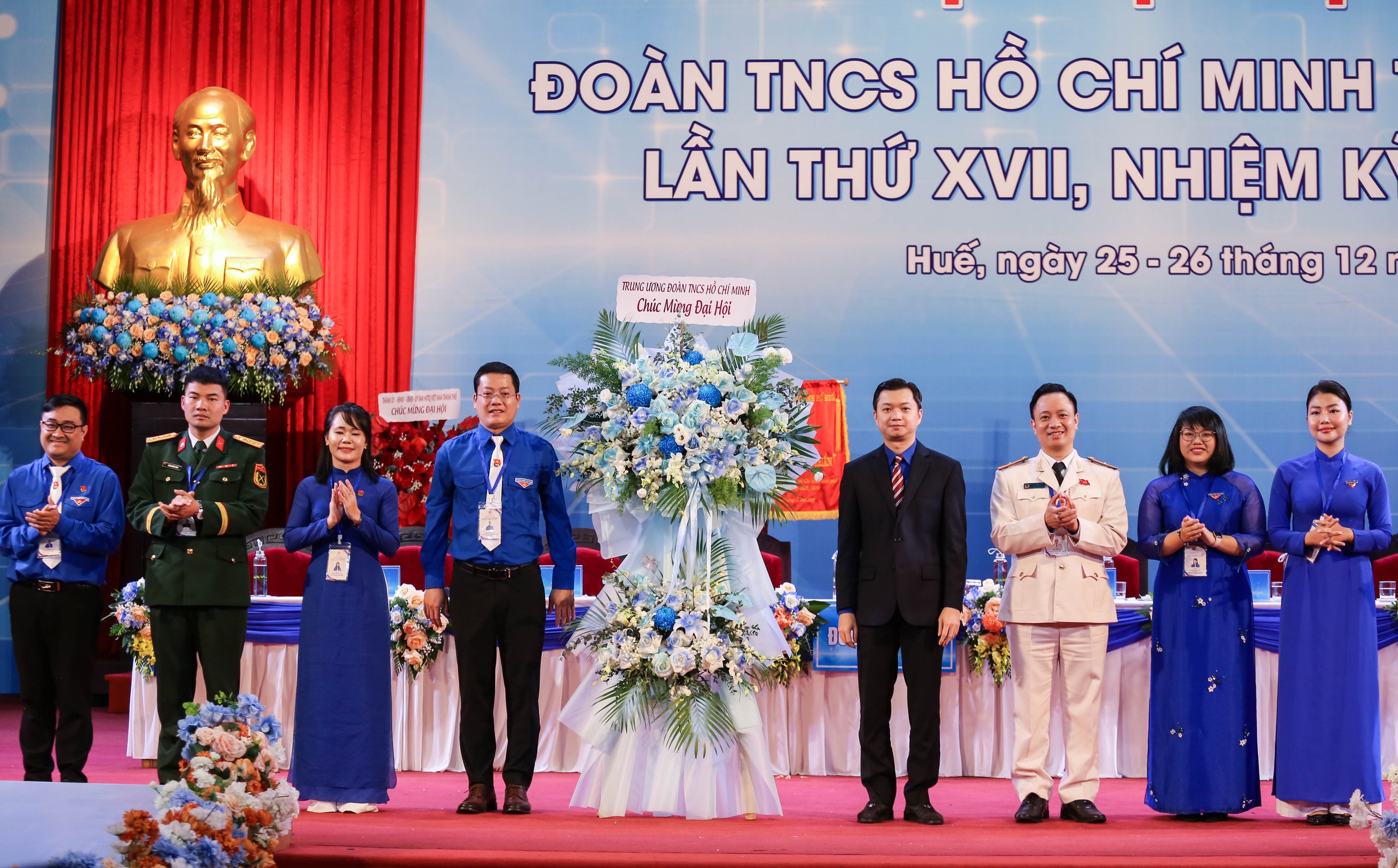 Các bạn trẻ Huế tham gia một buổi giao lưu văn hóa với bạn bè quốc tế