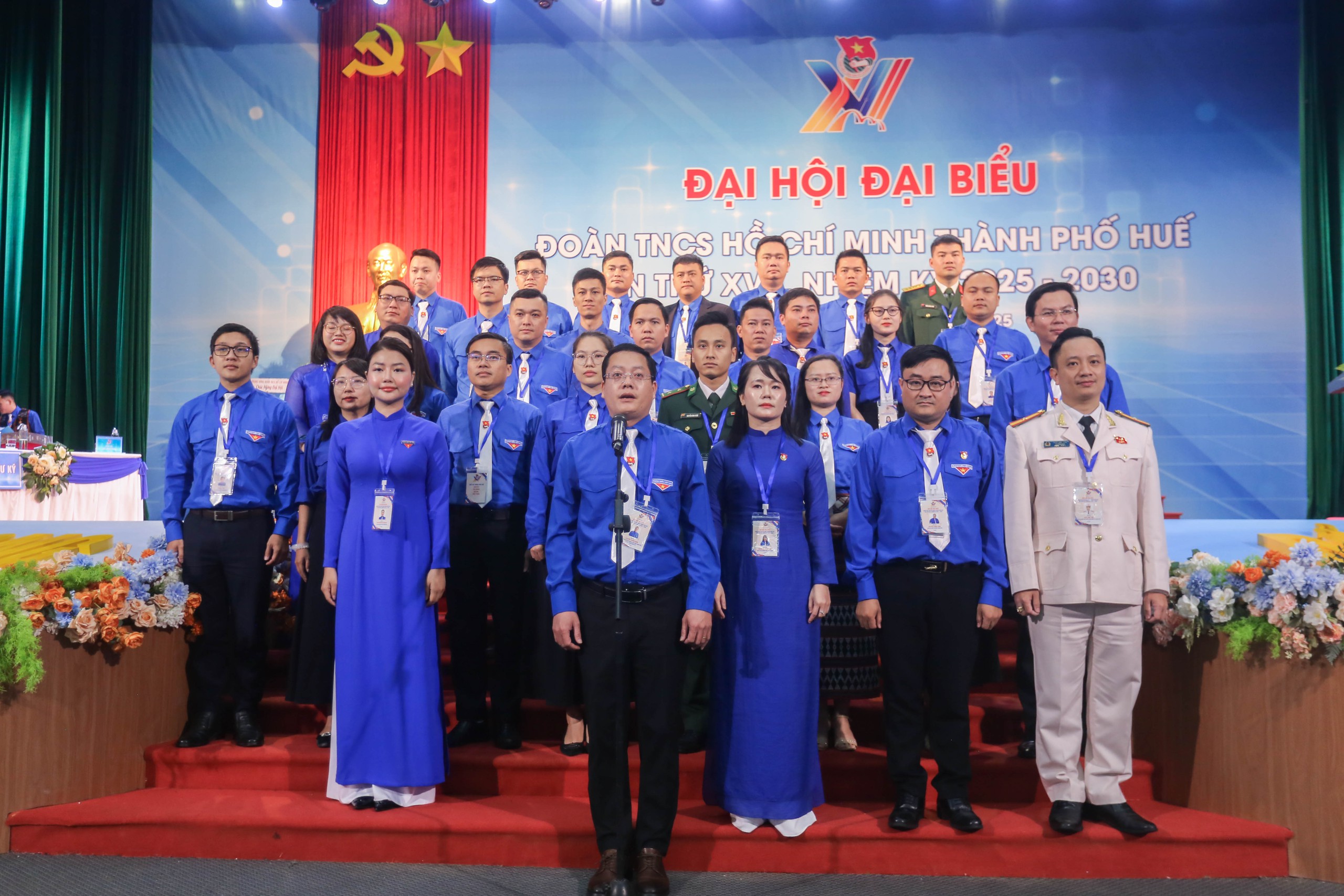 Một bạn trẻ đang làm việc tại một xưởng thủ công mỹ nghệ ở Huế