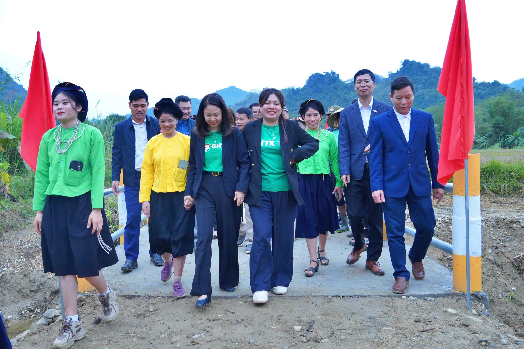 Kh&aacute;nh th&agrave;nh 2 cầu d&acirc;n sinh, mở lối đi lại an to&agrave;n cho người d&acirc;n v&ugrave;ng cao - Ảnh 3.