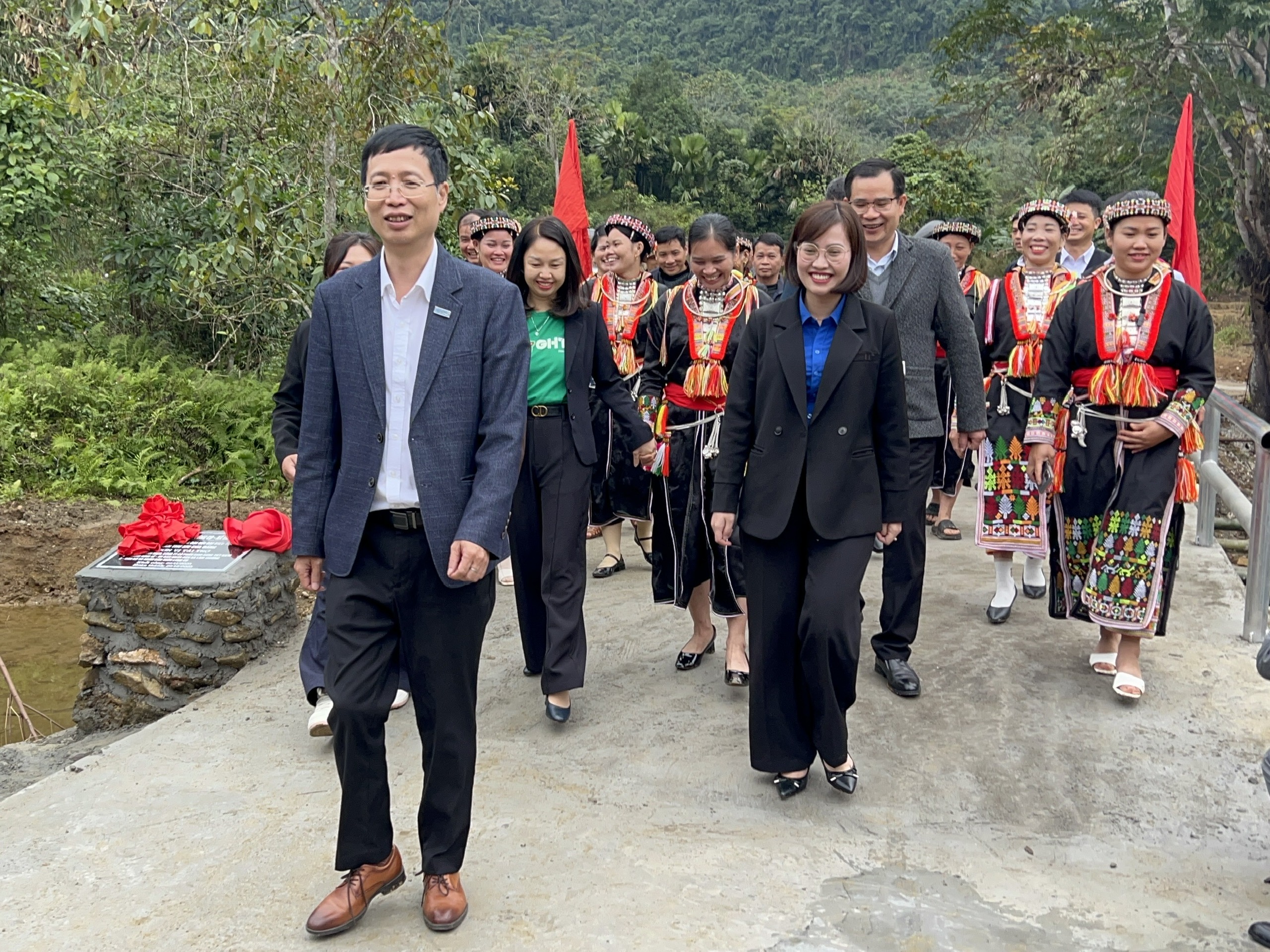 Kh&aacute;nh th&agrave;nh 2 cầu d&acirc;n sinh, mở lối đi lại an to&agrave;n cho người d&acirc;n v&ugrave;ng cao - Ảnh 4.