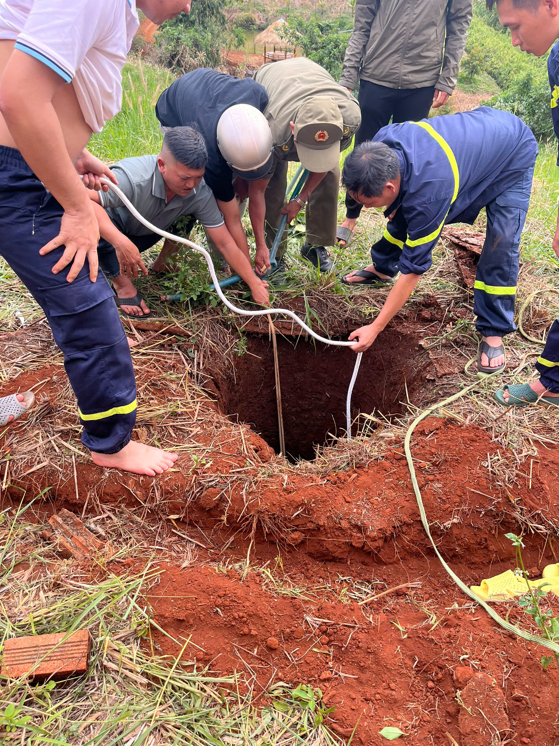 Đồng Nai: Kịp thời cứu nam thanh niên bị rơi xuống hố sâu - Ảnh 1.