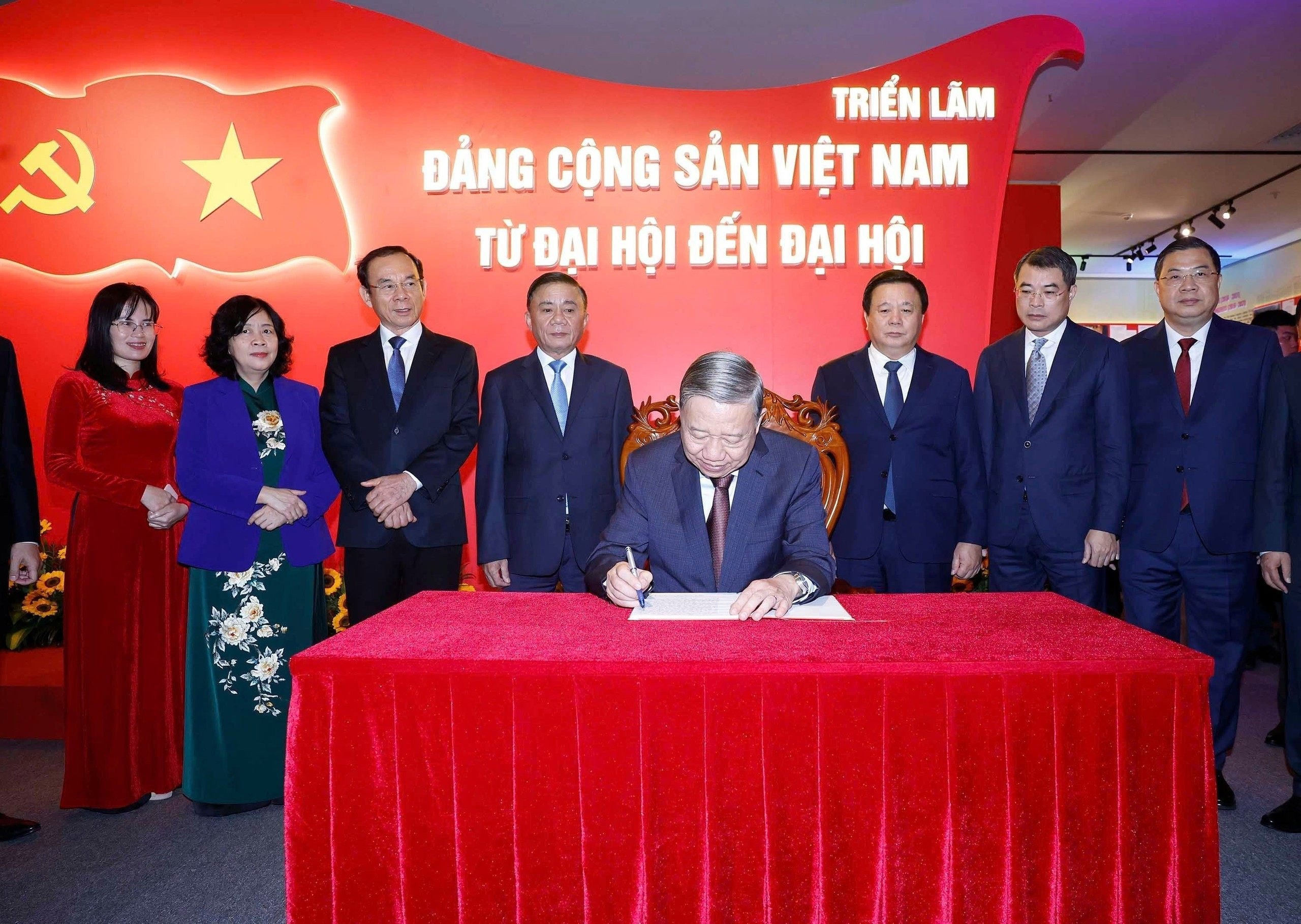 Khai mạc triển l&atilde;m 'Đảng Cộng sản Việt Nam - Từ Đại hội đến Đại hội'. - Ảnh 2.