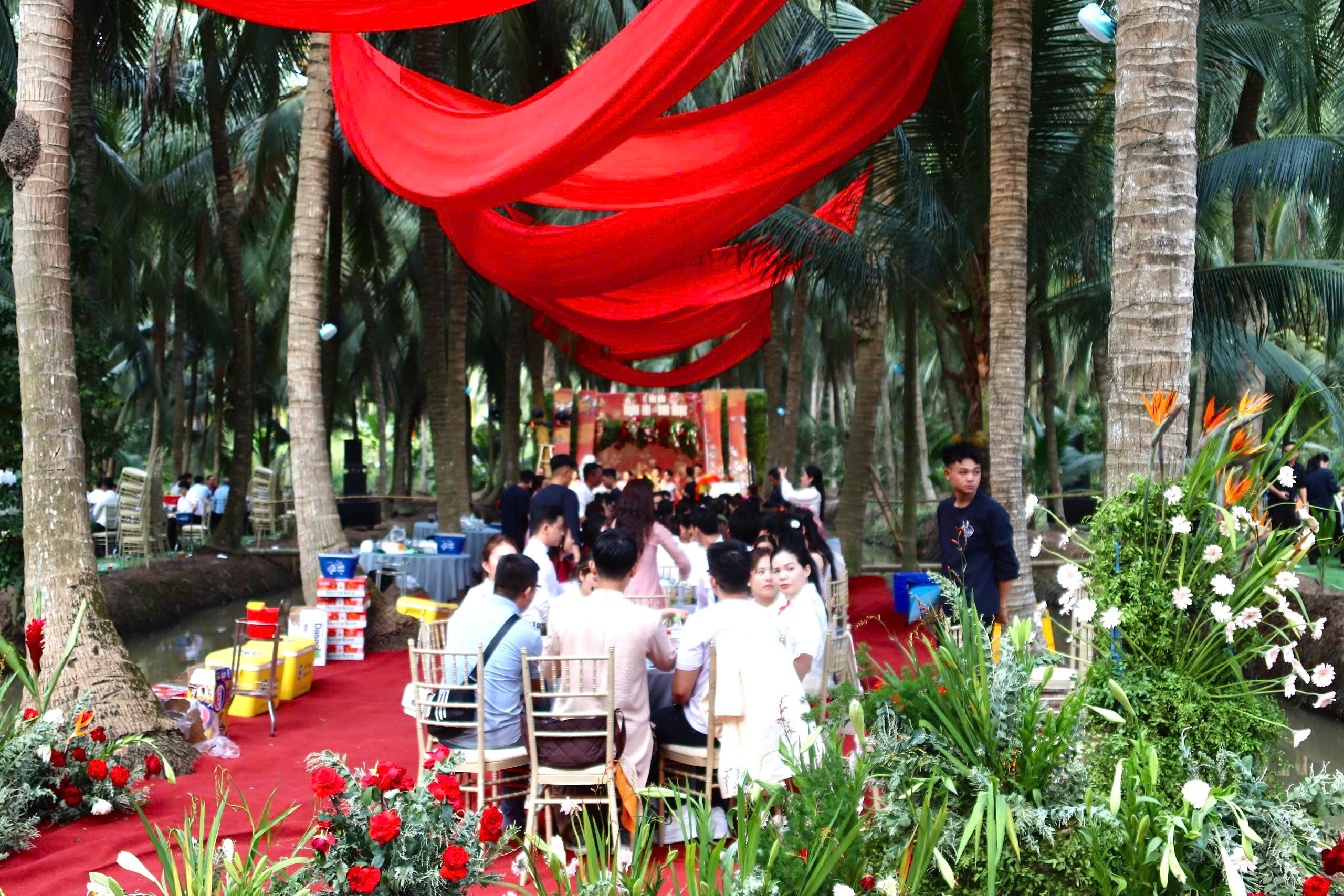 Đo&agrave;n Minh T&agrave;i tổ chức đ&aacute;m cưới miền T&acirc;y xưa, ch&egrave;o xuồng rước vợ &lsquo;về dinh&rsquo;- Ảnh 6.