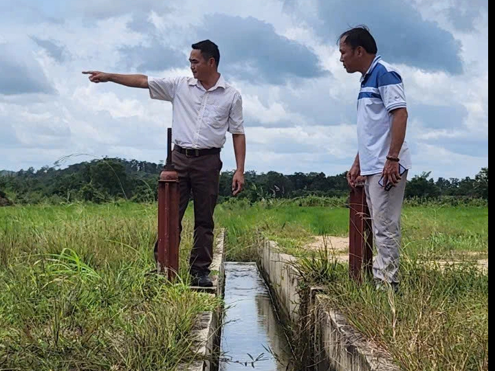 Thủy lợi ngàn tỉ đầy nước, ruộng vẫn khát - Ảnh 1.