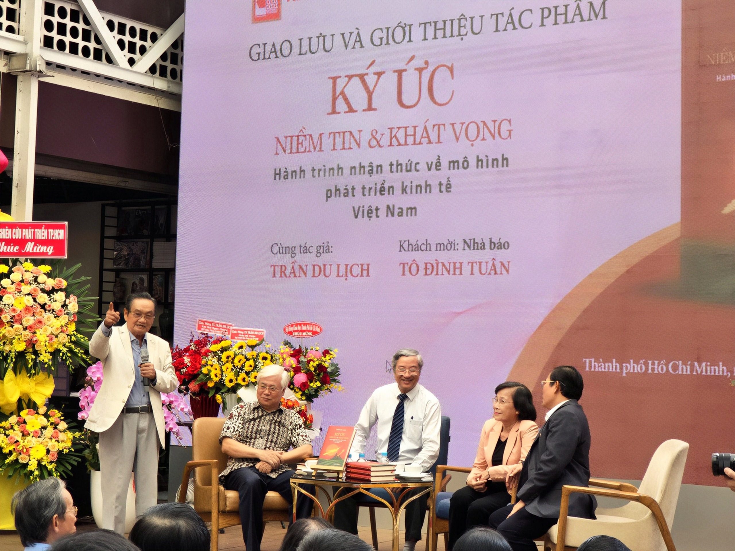 TS Trần Du Lịch ra mắt hồi ký- Ảnh 1.