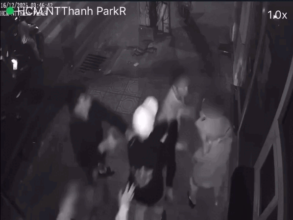 TP.HCM: Lấy lời khai 14 thanh, thiếu niên đánh người đi đường bằng thắt lưng- Ảnh 1.