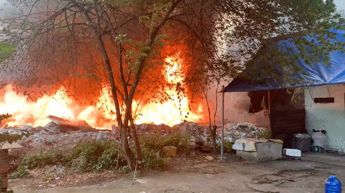 TP.HCM: Cháy bãi rác rộng hàng trăm mét vuông ở phường Đông Hòa- Ảnh 1.