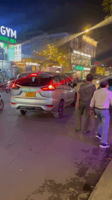 TP.HCM: Đòi phí vệ sinh, tài xế bị hành hung, đập phá xe - Ảnh 1.