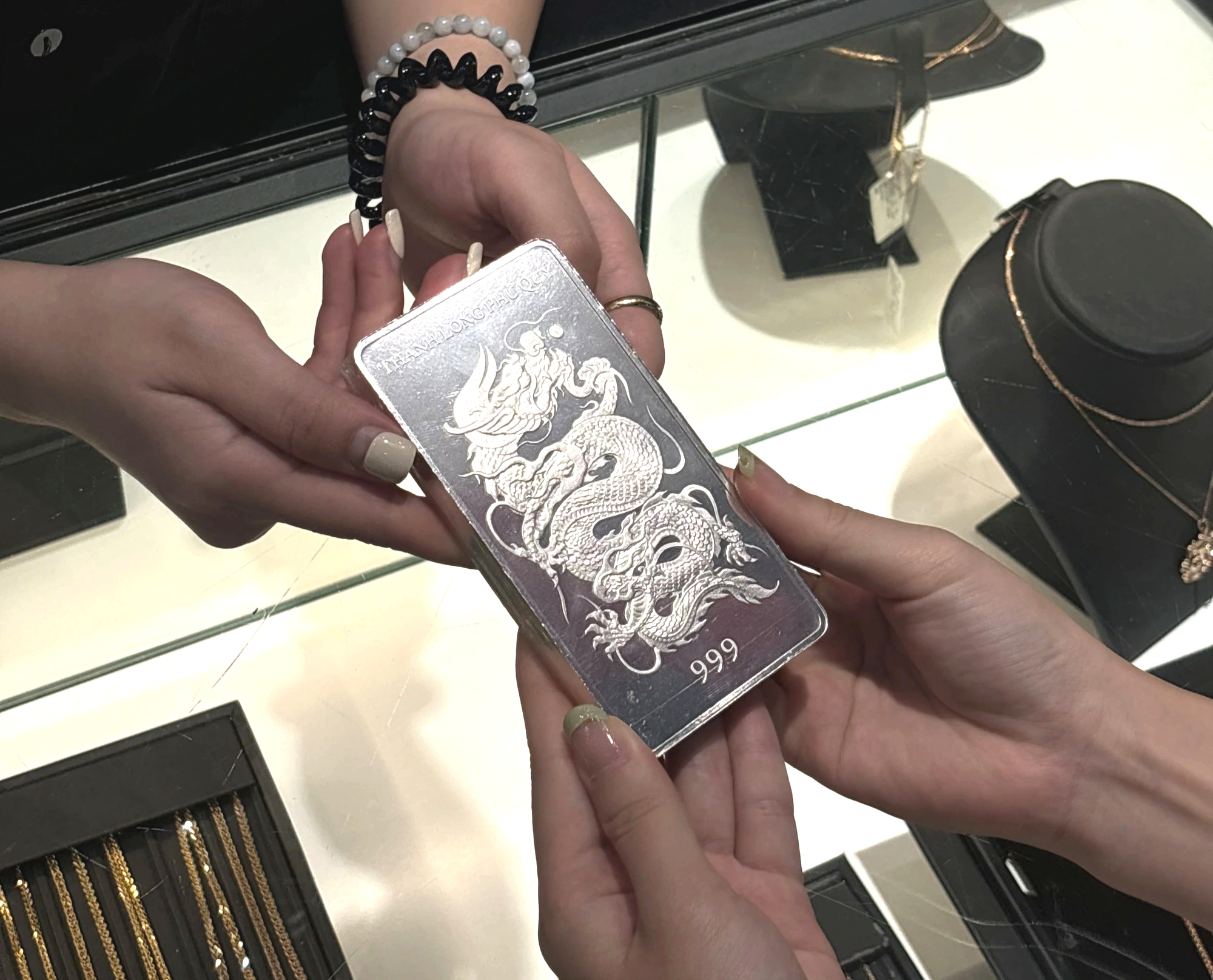 Mua 1 kg bạc, lãi gần 30 triệu đồng sau hơn 2 tháng - Ảnh 2.