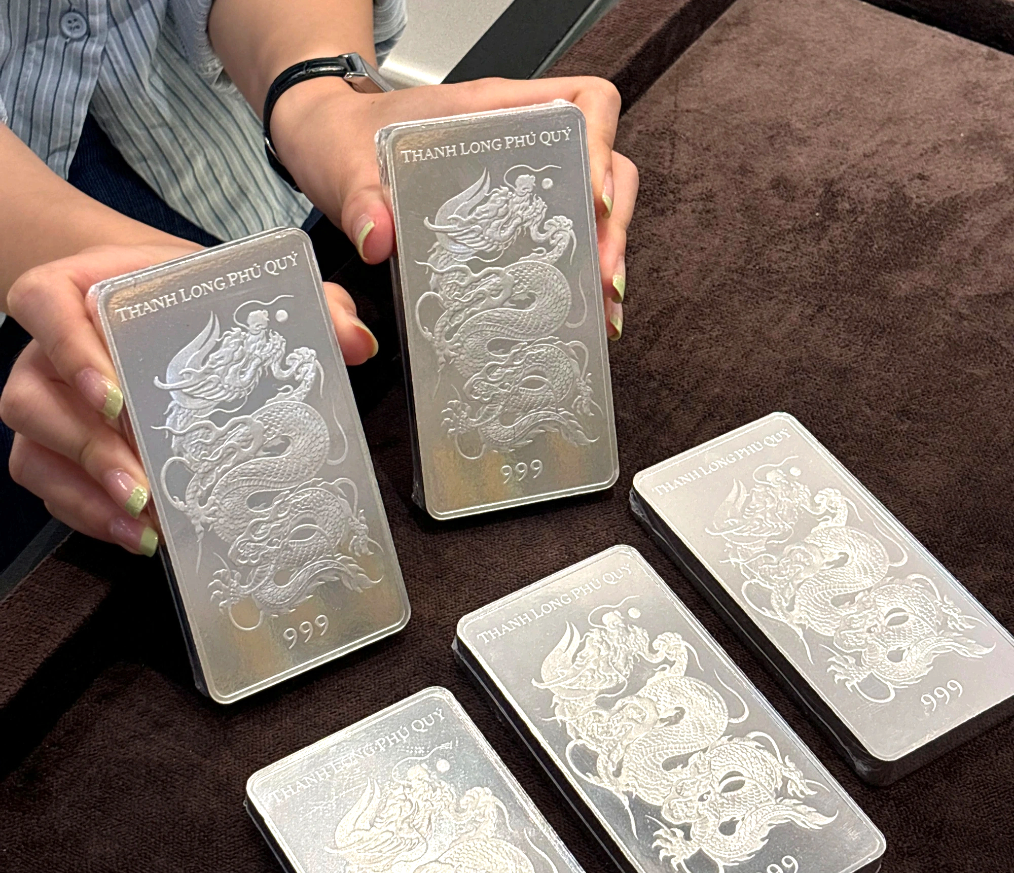 Mua 1 kg bạc, lãi gần 30 triệu đồng sau hơn 2 tháng - Ảnh 1.