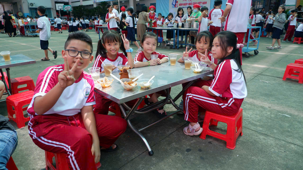 Những bữa ăn b&aacute;n tr&uacute; hạnh ph&uacute;c ở trường - Ảnh 5.