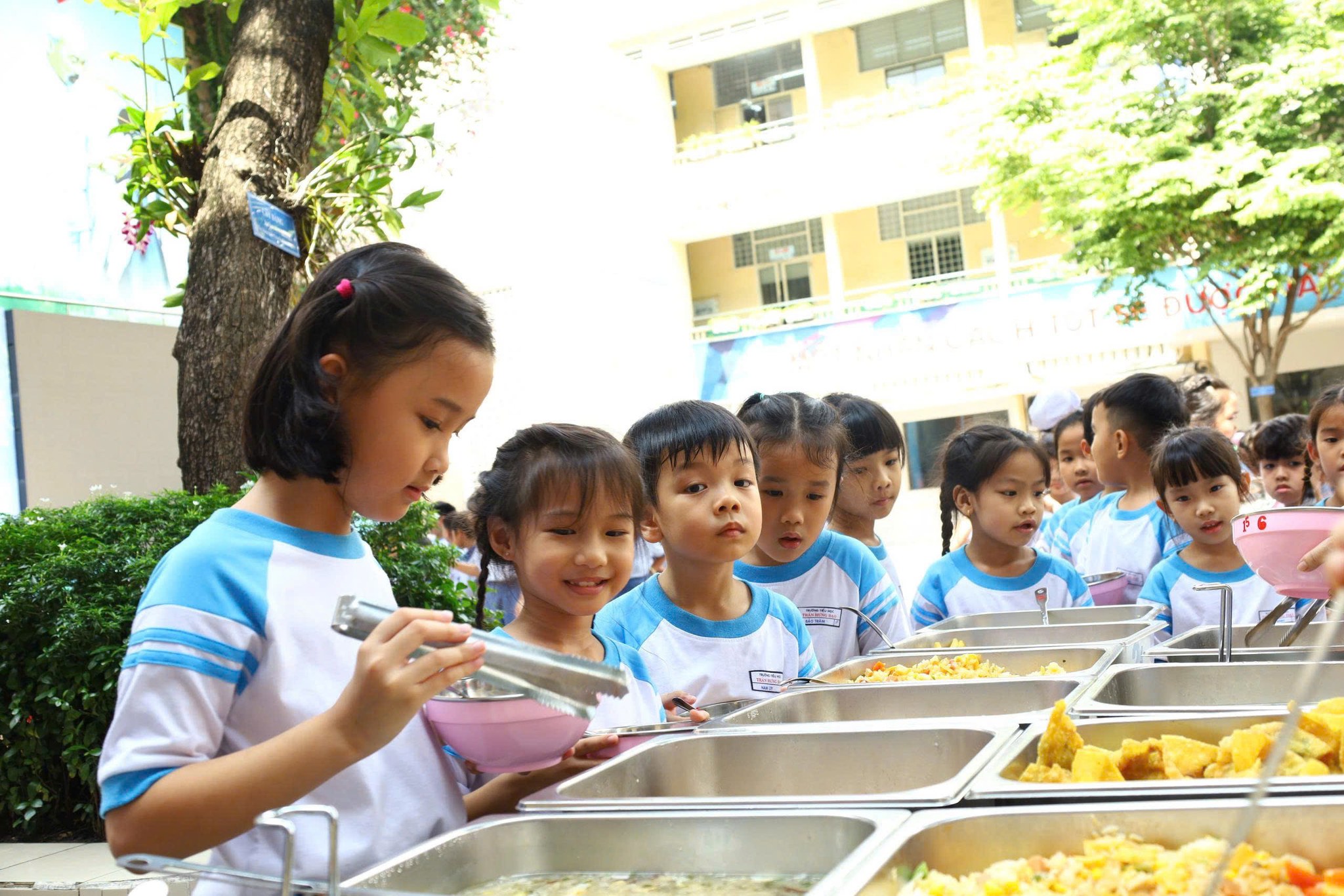Những bữa ăn b&aacute;n tr&uacute; hạnh ph&uacute;c ở trường - Ảnh 1.