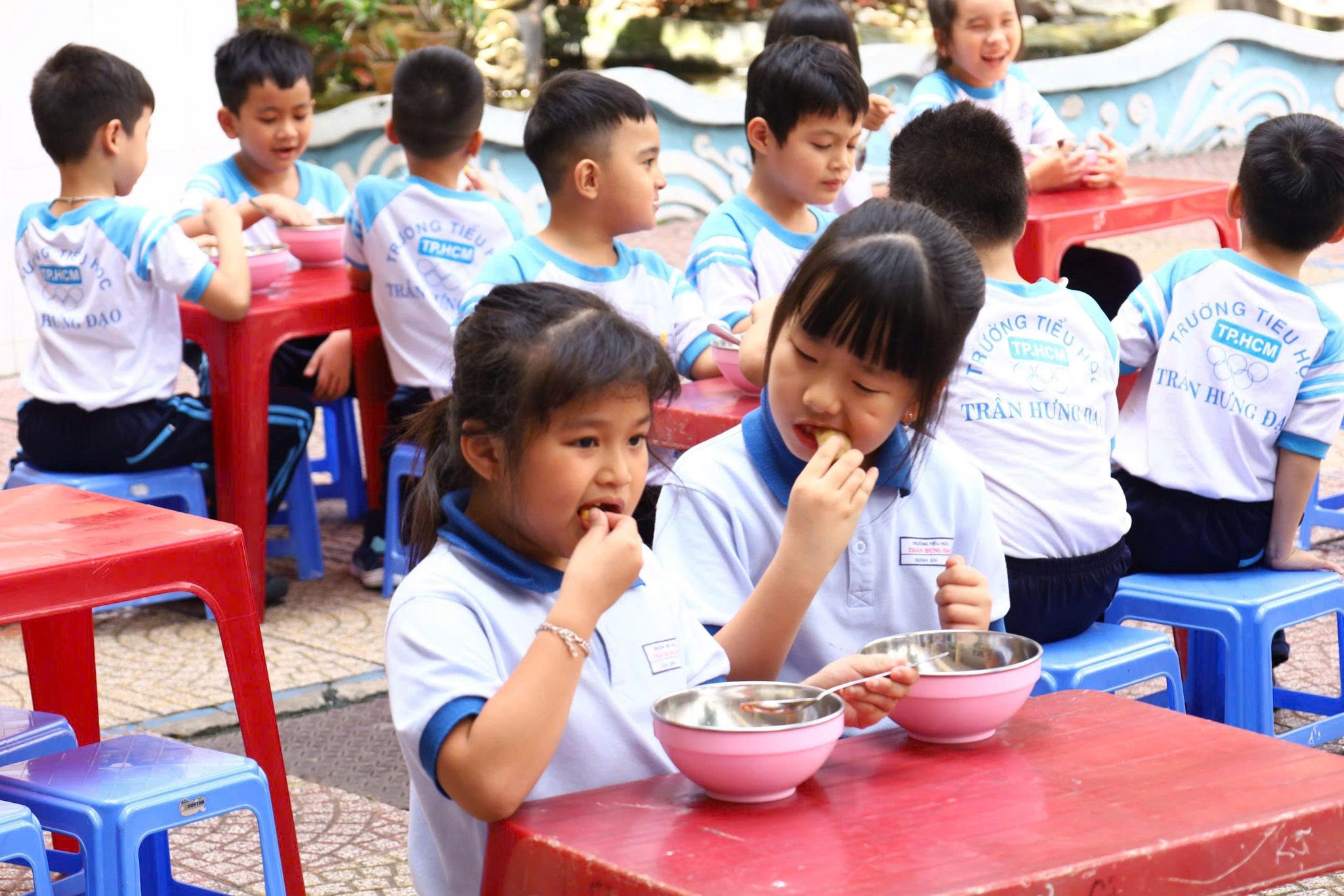 Những bữa ăn b&aacute;n tr&uacute; hạnh ph&uacute;c ở trường - Ảnh 4.