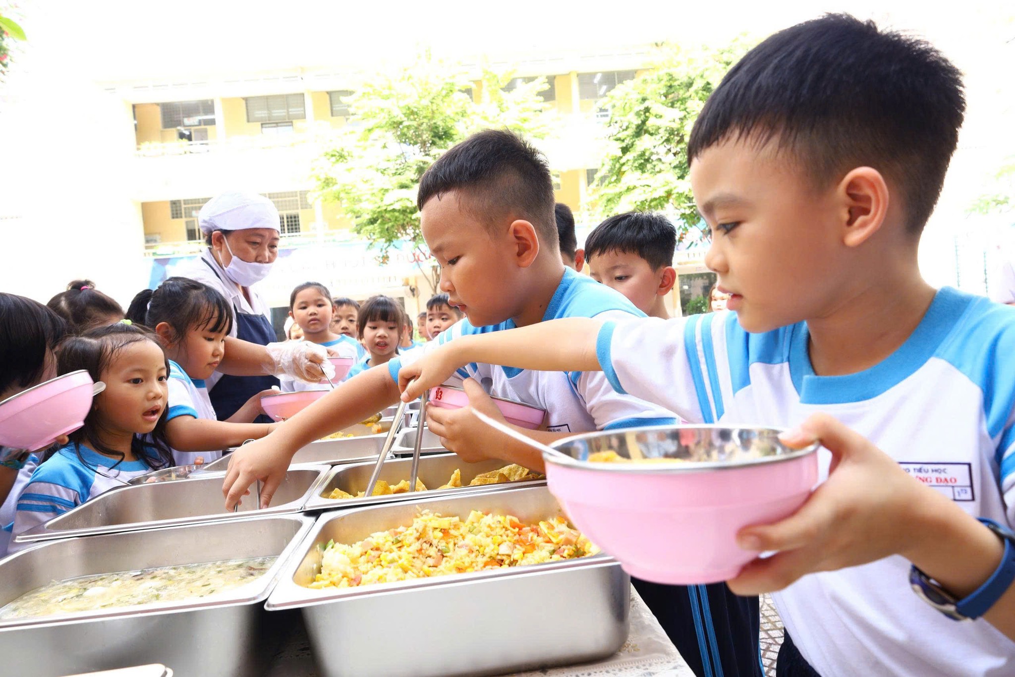 Những bữa ăn b&aacute;n tr&uacute; hạnh ph&uacute;c ở trường - Ảnh 2.
