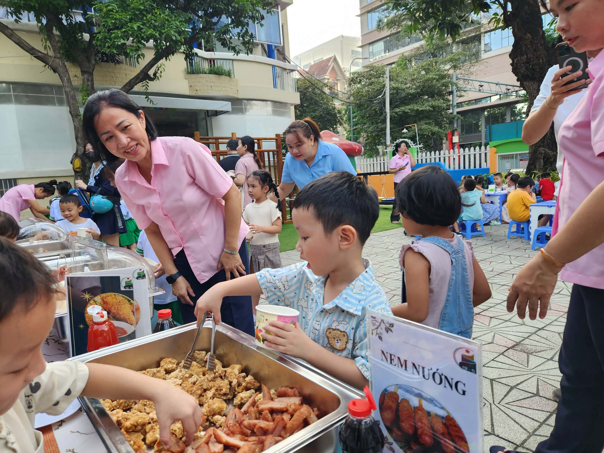 Những bữa ăn b&aacute;n tr&uacute; hạnh ph&uacute;c ở trường - Ảnh 9.
