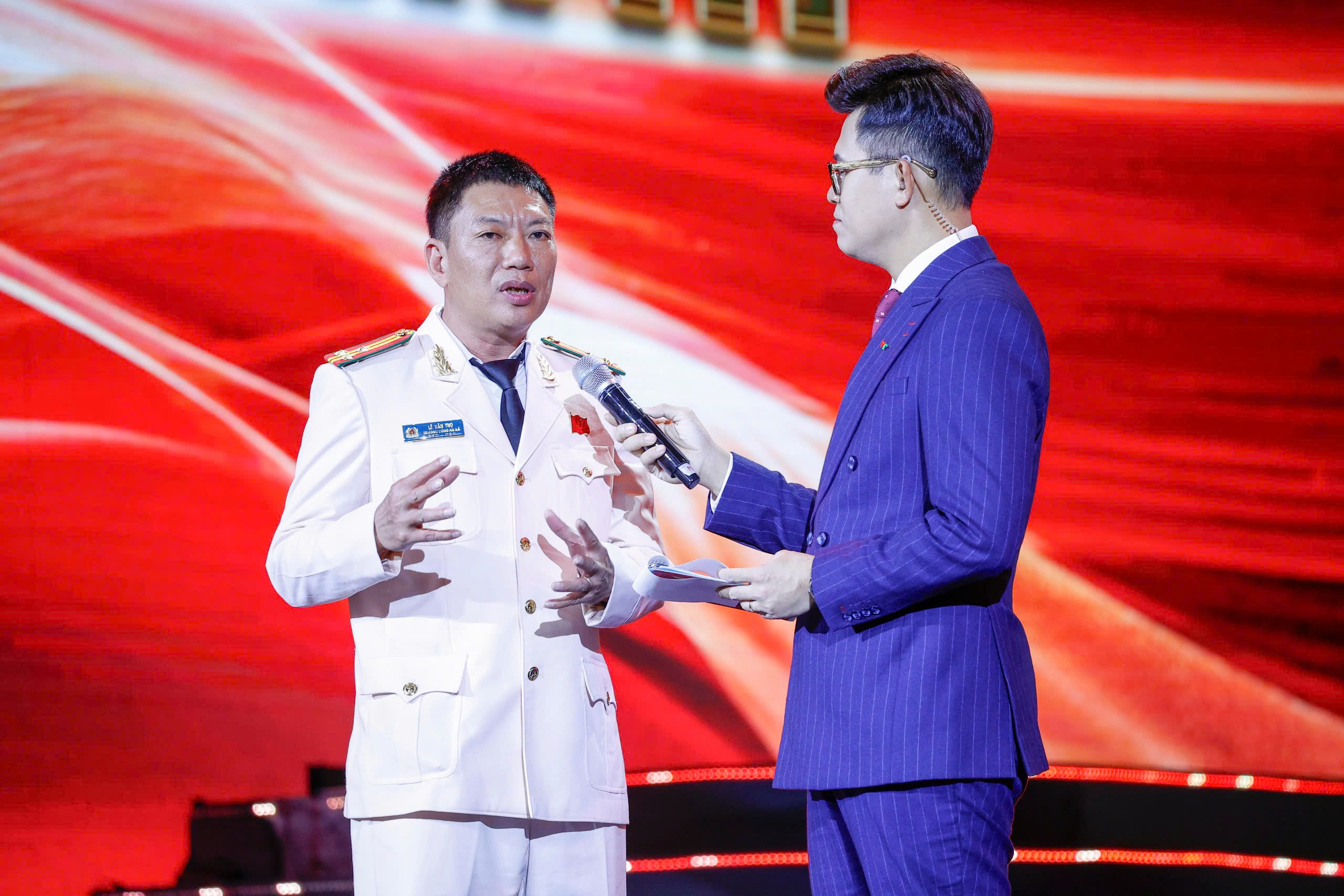 Trưởng công an xã Lê Văn Thọ bơi 2km cứu người giữa lũ dữ tại khánh hòa - Ảnh 1.